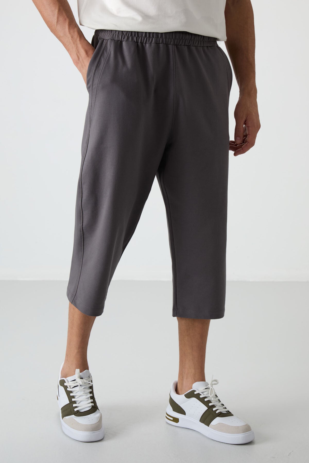 Koyu Gri Pamuklu Yumuşak Dokulu Standart Fit Nakışlı Erkek Kapri - 83102