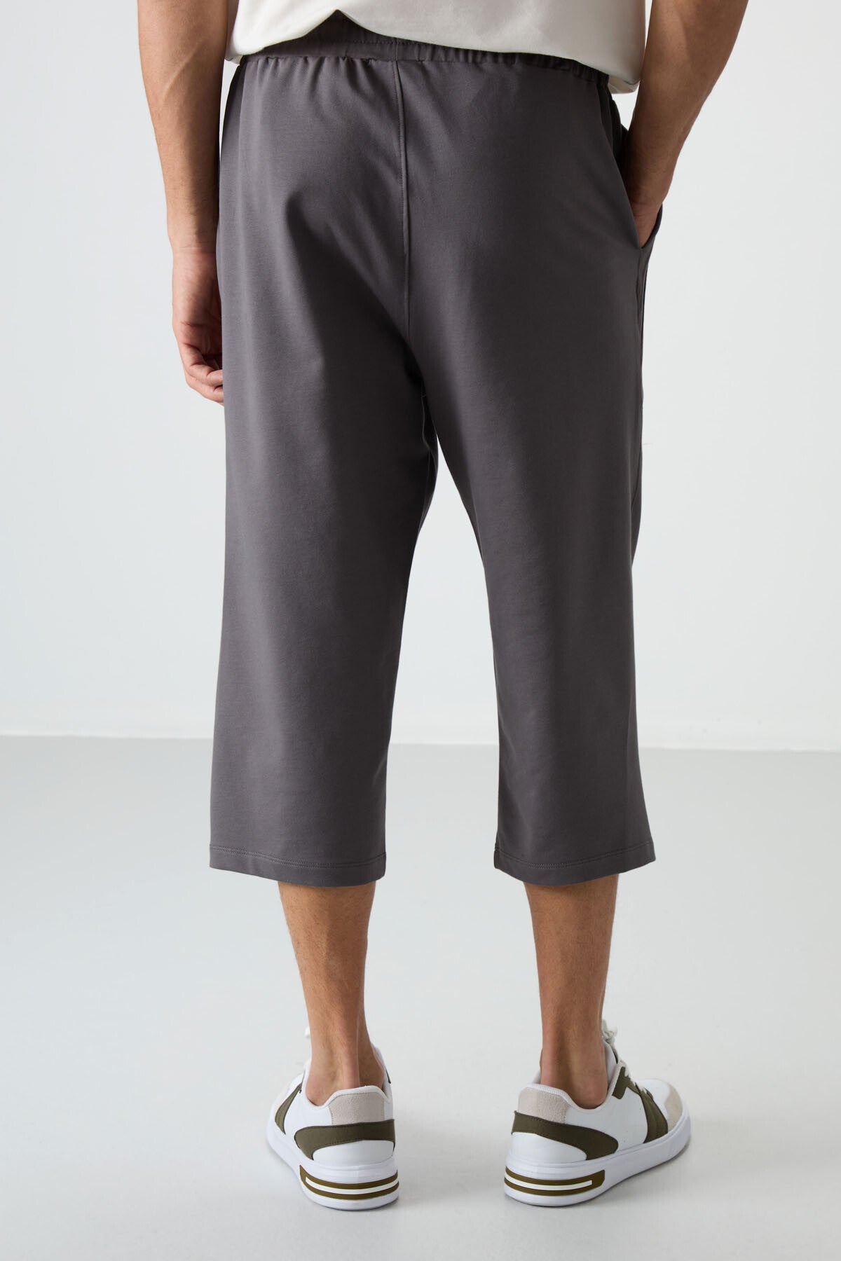 Koyu Gri Pamuklu Yumuşak Dokulu Standart Fit Nakışlı Erkek Kapri - 83102