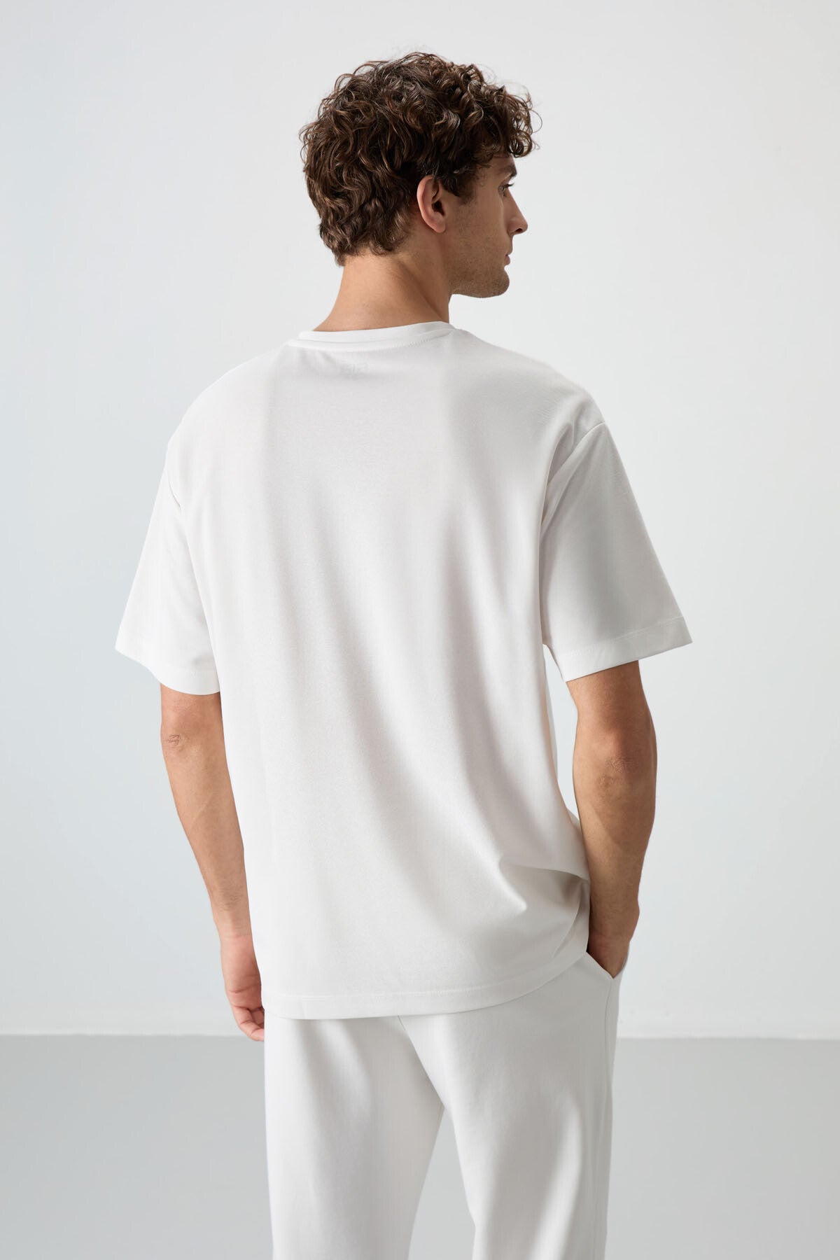 Ekru Pamuklu Kalın Yüzeyi Dokulu Oversize Fit  Baskılı Erkek T-Shirt - 88364