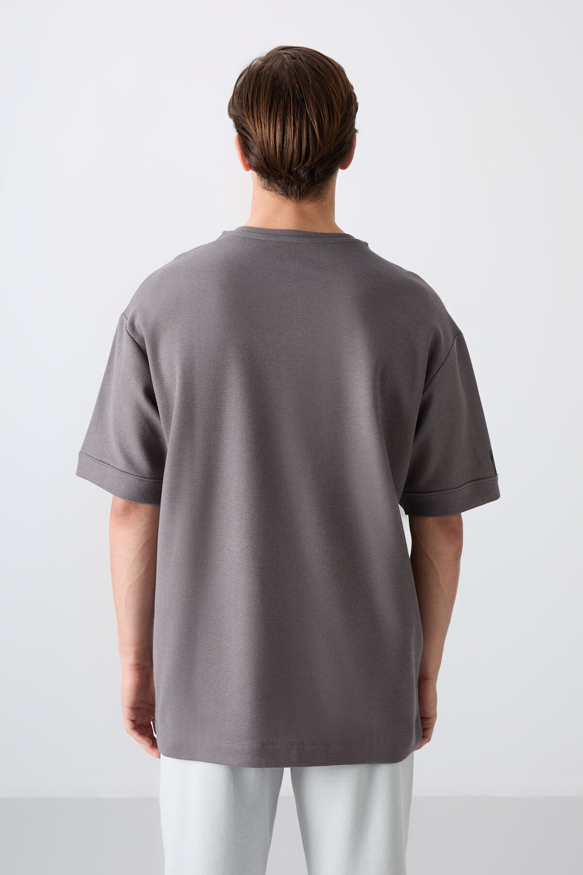 Koyu Gri Pamuklu Kalın Yüzeyi Dokulu Oversize Fit Basic Erkek T-Shirt - 88339