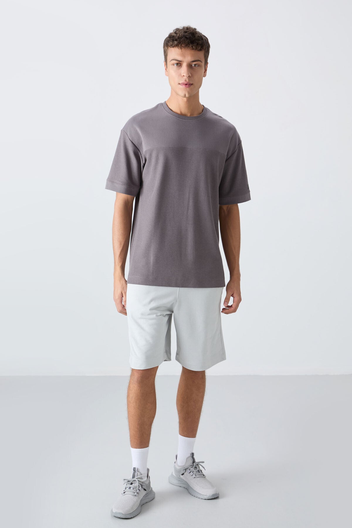 Koyu Gri Pamuklu Kalın Yüzeyi Dokulu Oversize Fit Basic Erkek T-Shirt - 88340
