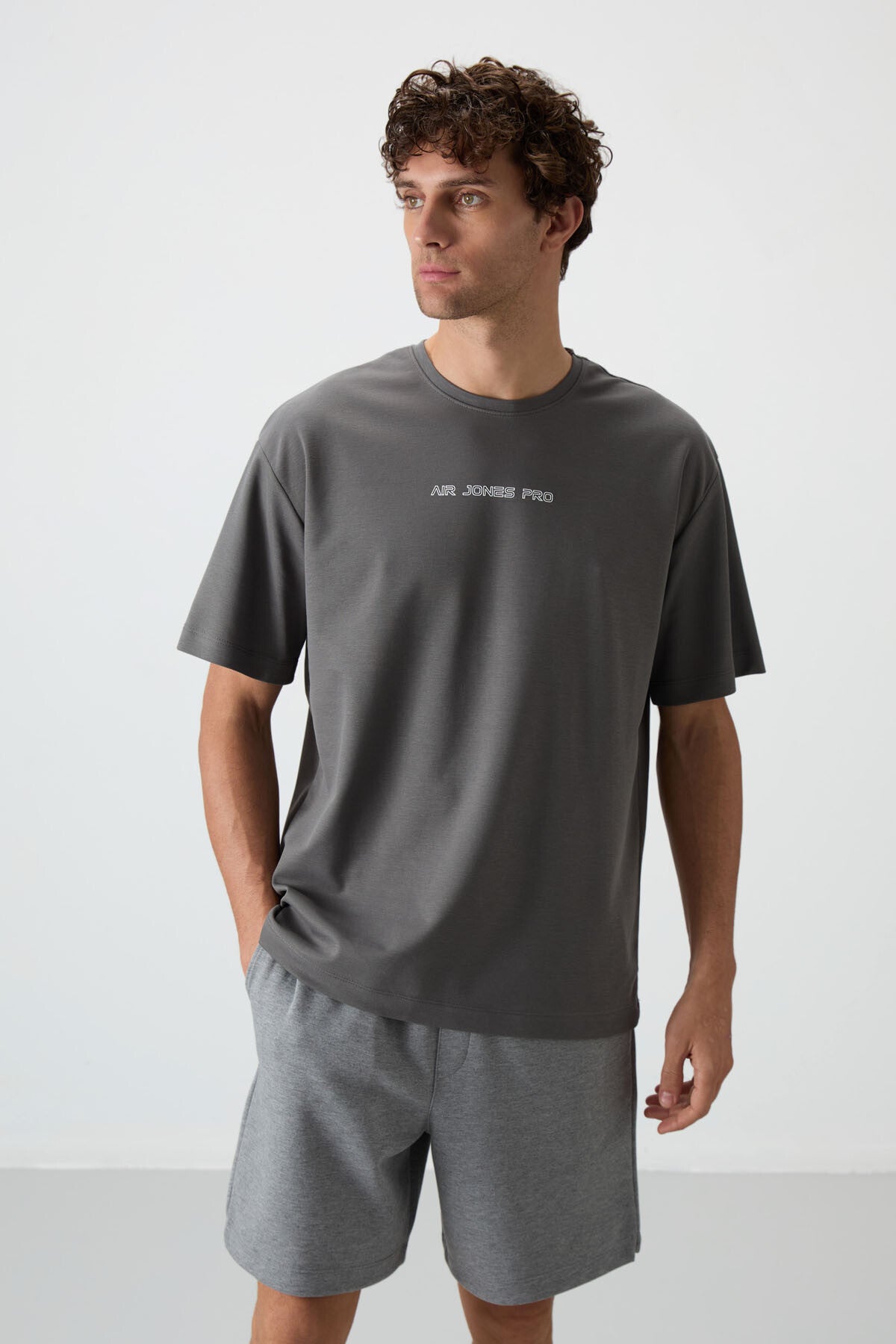 Koyu Gri Pamuklu Kalın Yüzeyi Dokulu Oversize Fit  Baskılı Erkek T-Shirt - 88364