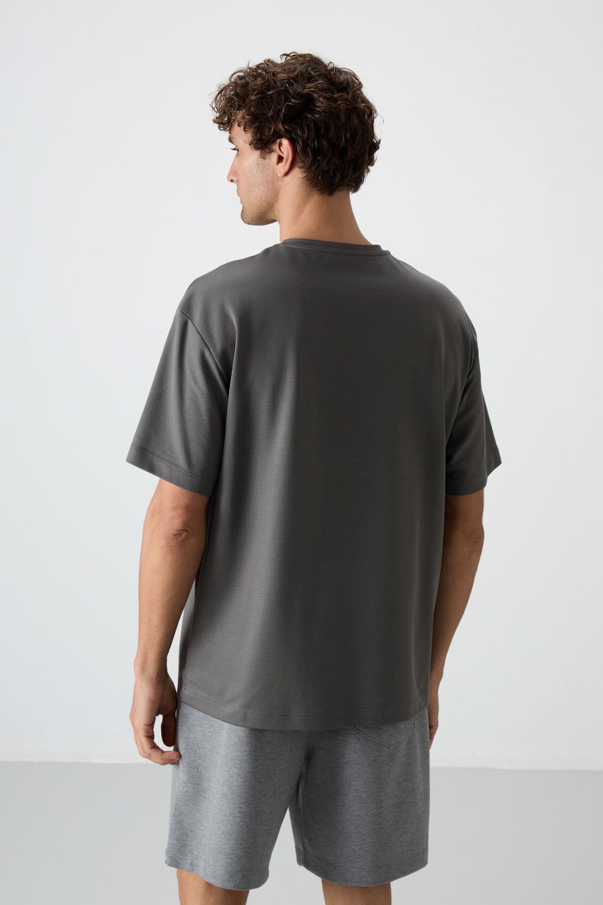 Koyu Gri Pamuklu Kalın Yüzeyi Dokulu Oversize Fit  Baskılı Erkek T-Shirt - 88364