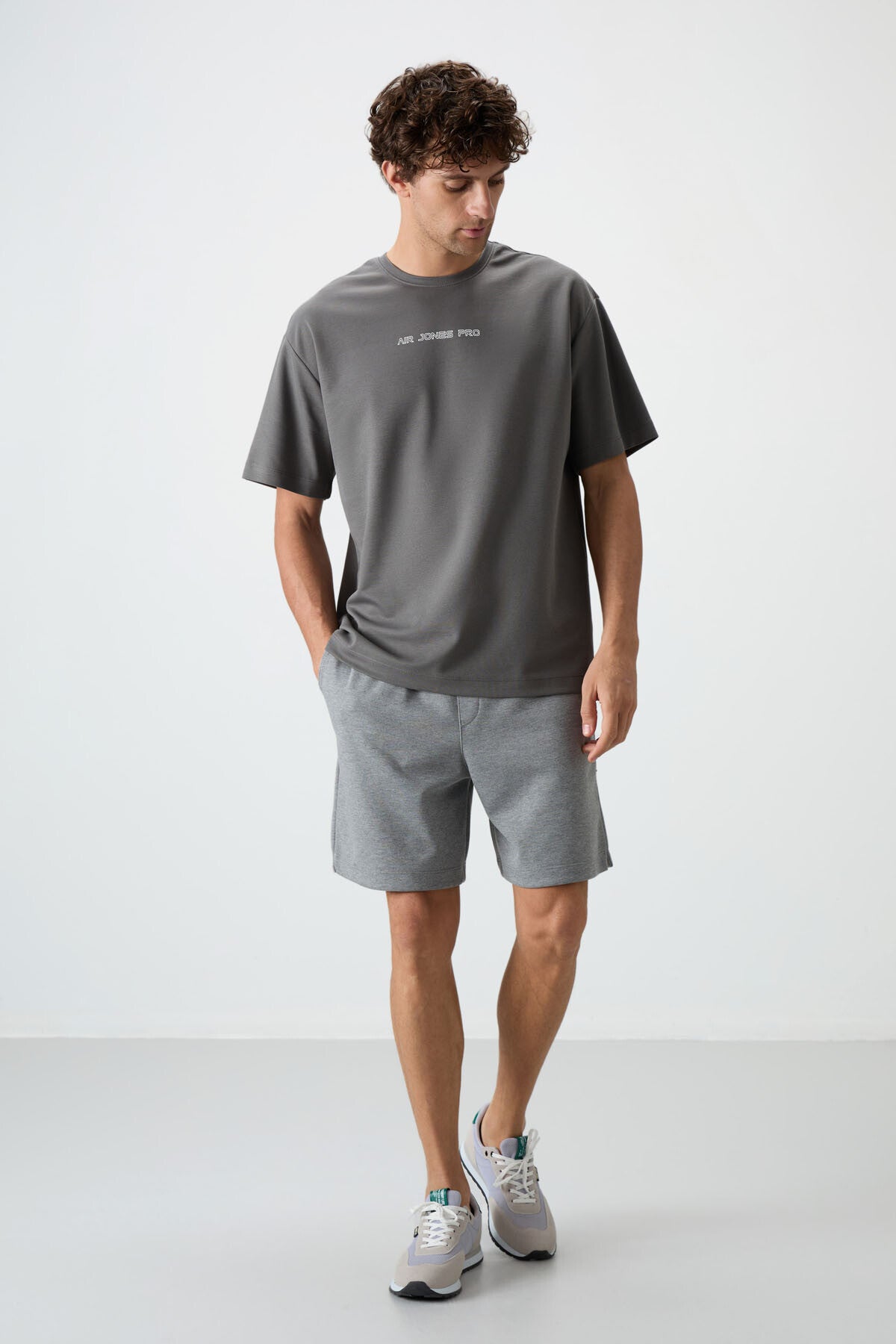 Koyu Gri Pamuklu Kalın Yüzeyi Dokulu Oversize Fit  Baskılı Erkek T-Shirt - 88364