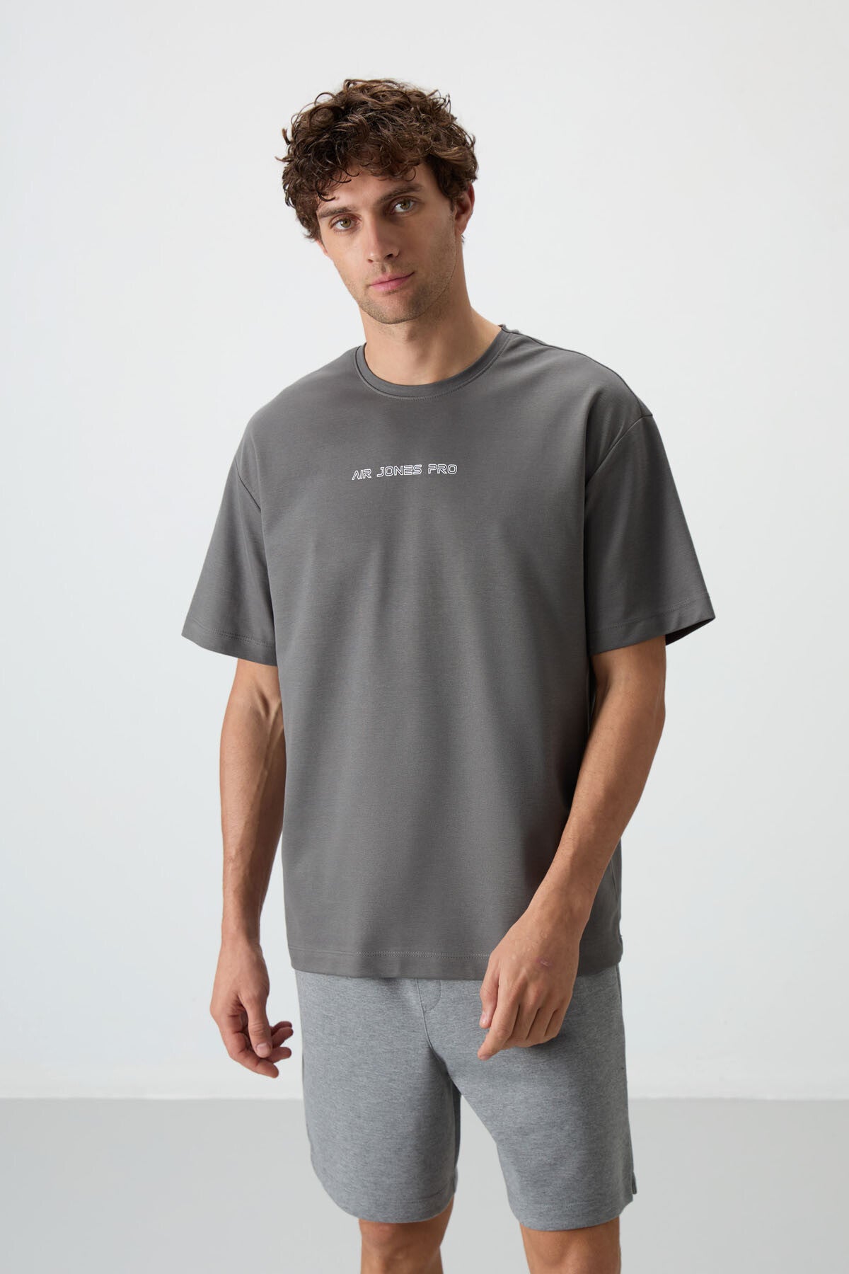 Koyu Gri Pamuklu Kalın Yüzeyi Dokulu Oversize Fit  Baskılı Erkek T-Shirt - 88364