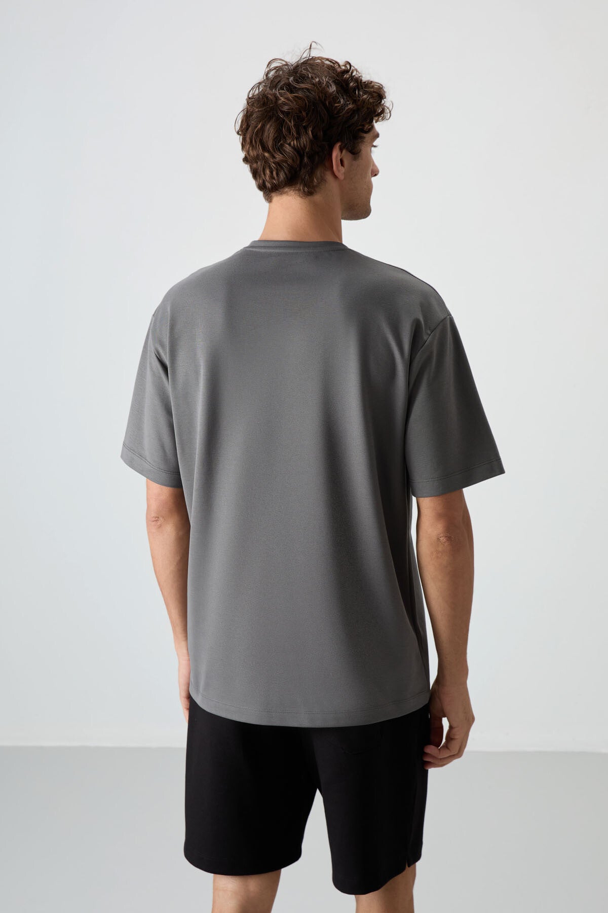 Koyu Gri Pamuklu Kalın Yüzeyi Dokulu Oversize Fit  Baskılı Erkek T-Shirt - 88366