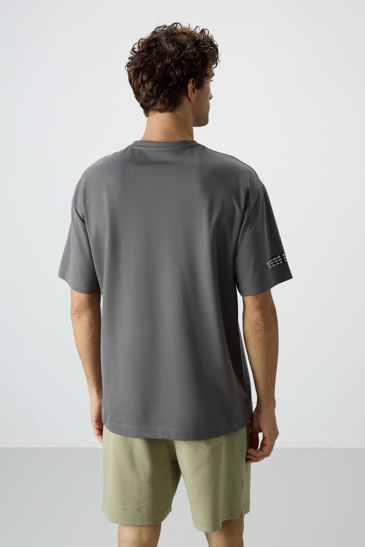Koyu Gri Pamuklu Kalın Yüzeyi Dokulu Oversize Fit  Baskılı Erkek T-Shirt - 88369