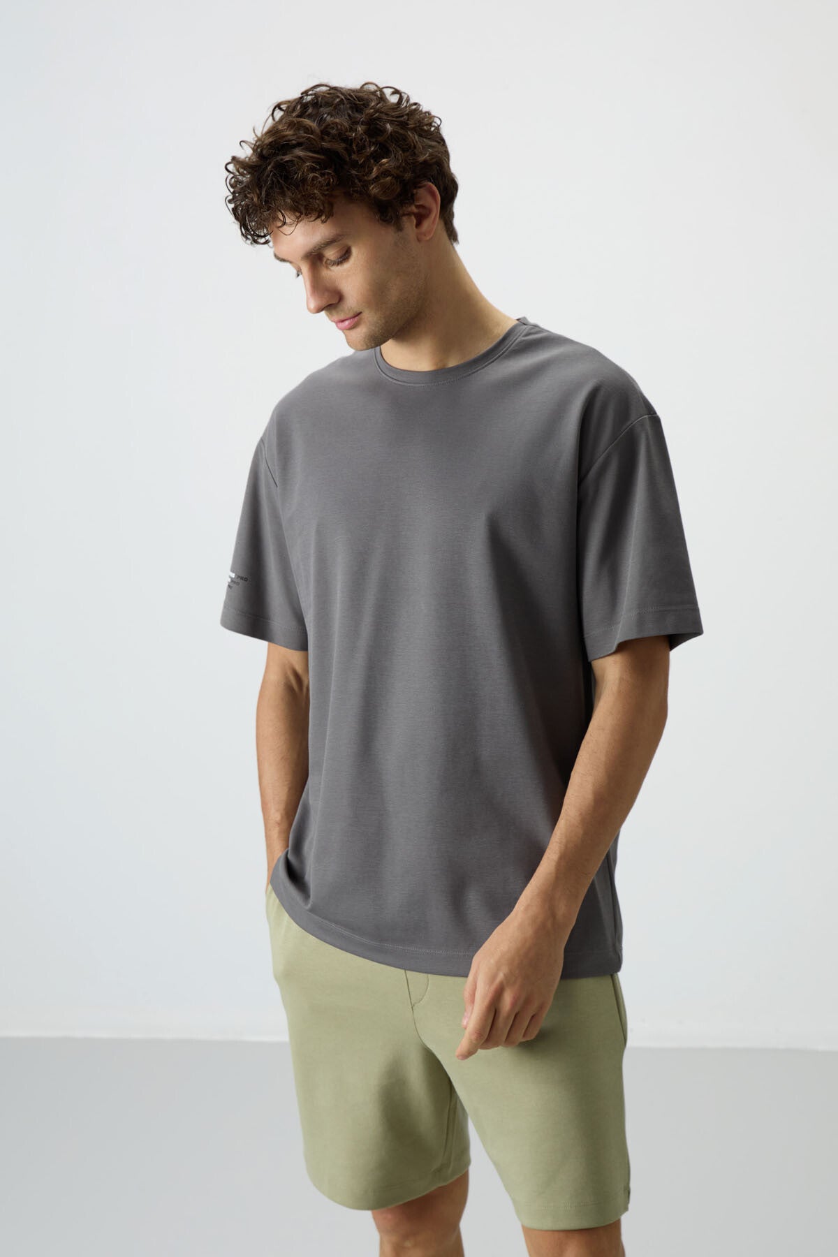 Koyu Gri Pamuklu Kalın Yüzeyi Dokulu Oversize Fit  Baskılı Erkek T-Shirt - 88369