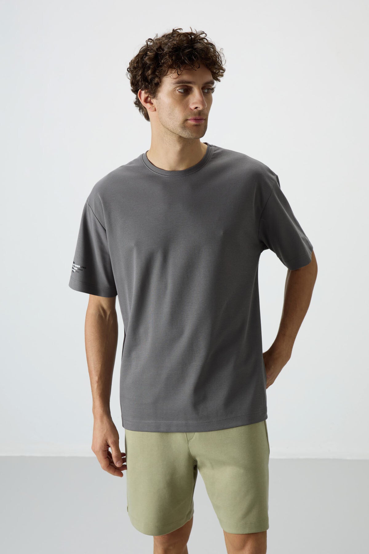 Koyu Gri Pamuklu Kalın Yüzeyi Dokulu Oversize Fit  Baskılı Erkek T-Shirt - 88369