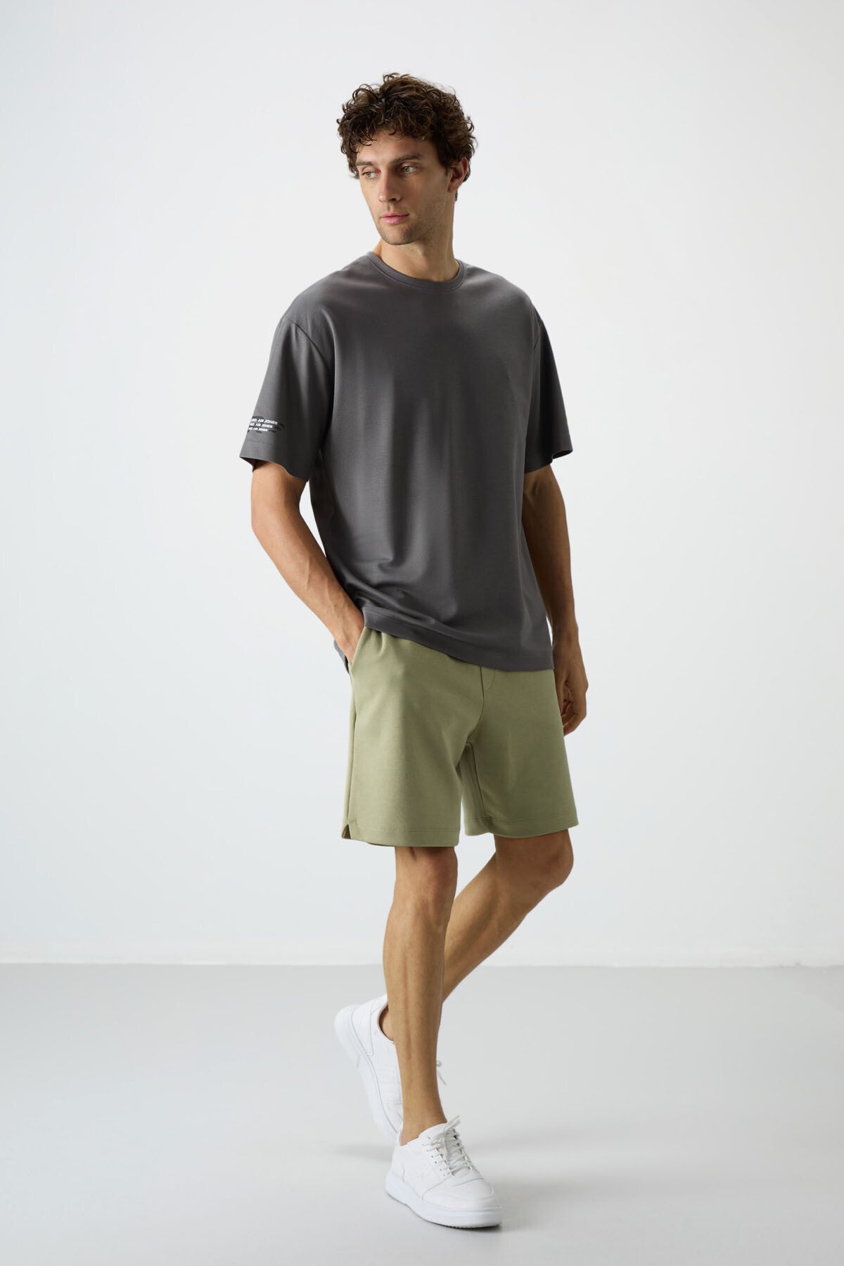 Koyu Gri Pamuklu Kalın Yüzeyi Dokulu Oversize Fit  Baskılı Erkek T-Shirt - 88369