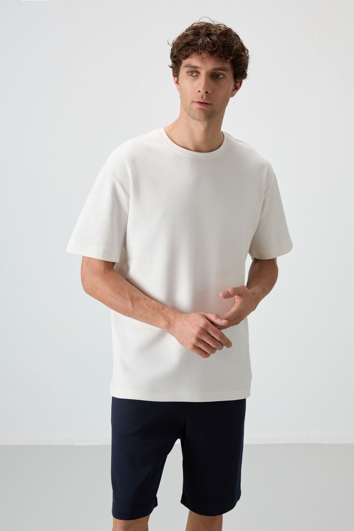 Ekru - Lacivert Pamuklu Kalın Yumuşak Dokulu Oversize Fit Basic Erkek Şort Takım - 85249
