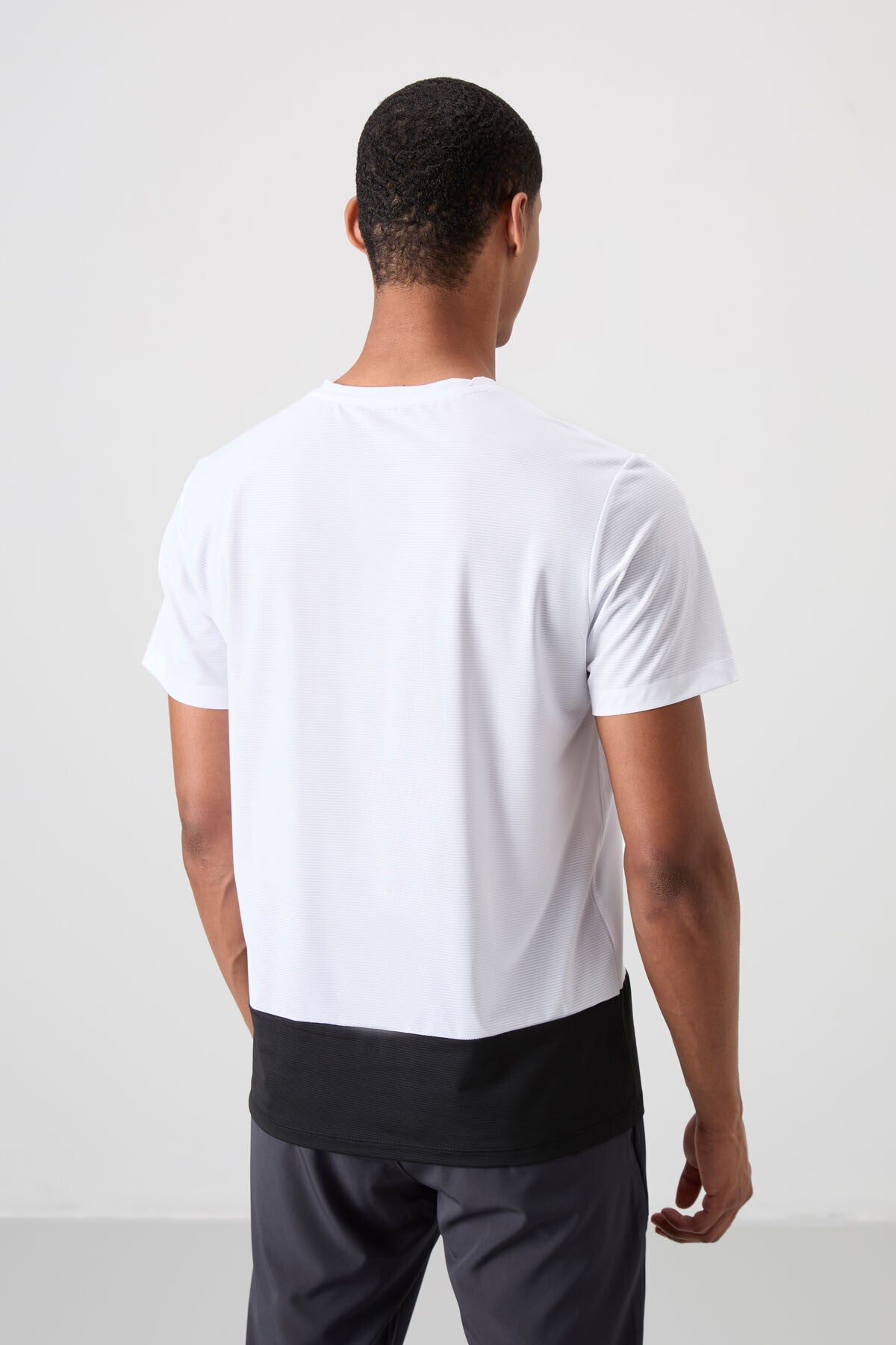 Beyaz Nefes Alan Dokulu İnce Esnek Standart Fit Erkek Performans T-Shirt - 88383