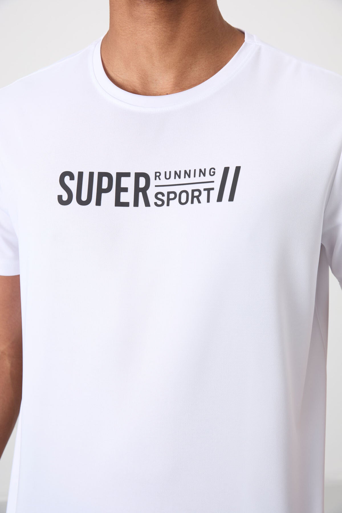 Beyaz Nefes Alan Dokulu İnce Esnek Standart Fit Erkek Performans T-Shirt - 88385