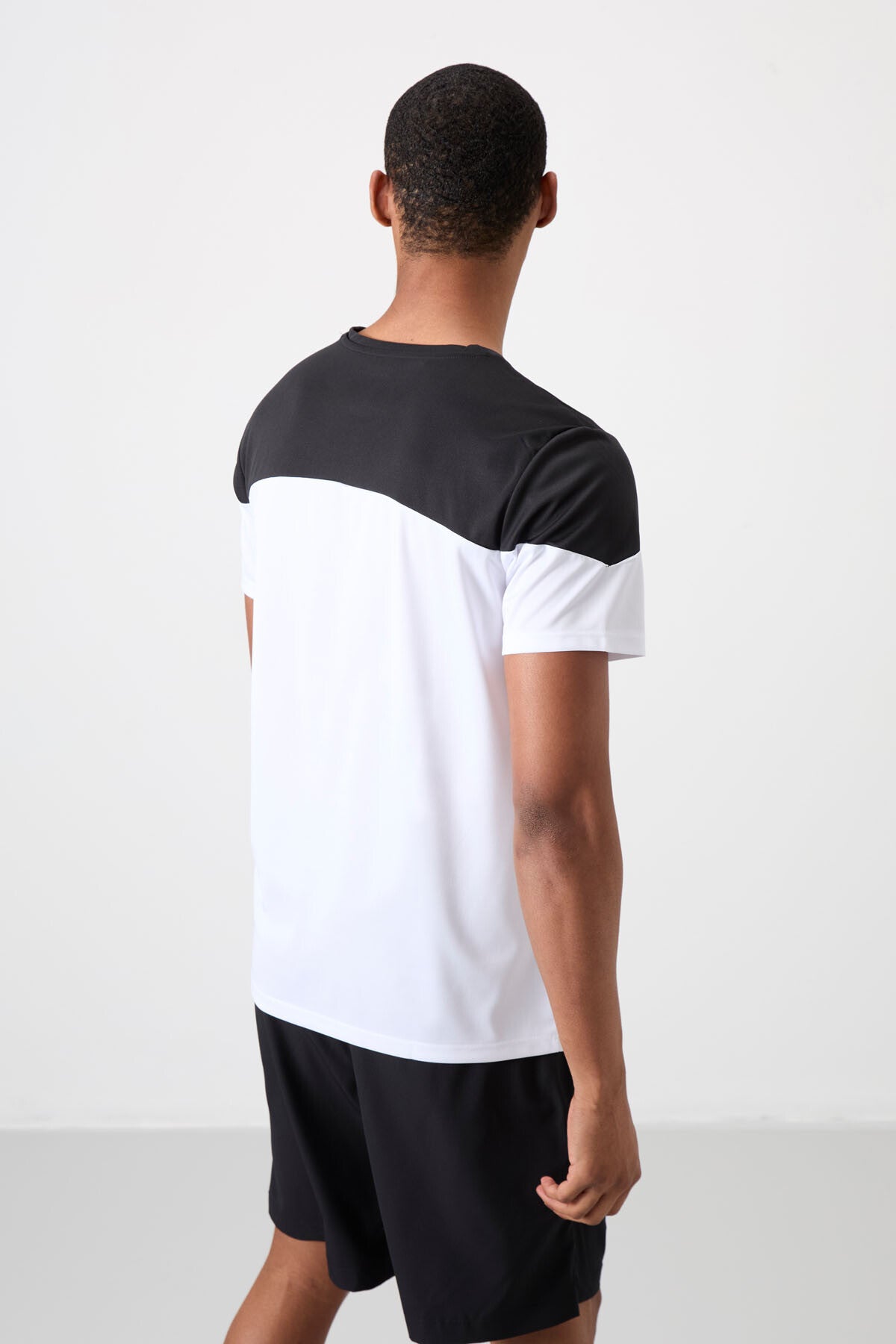 Beyaz Nefes Alan Dokulu İnce Esnek Standart Fit Erkek Performans T-Shirt - 88386