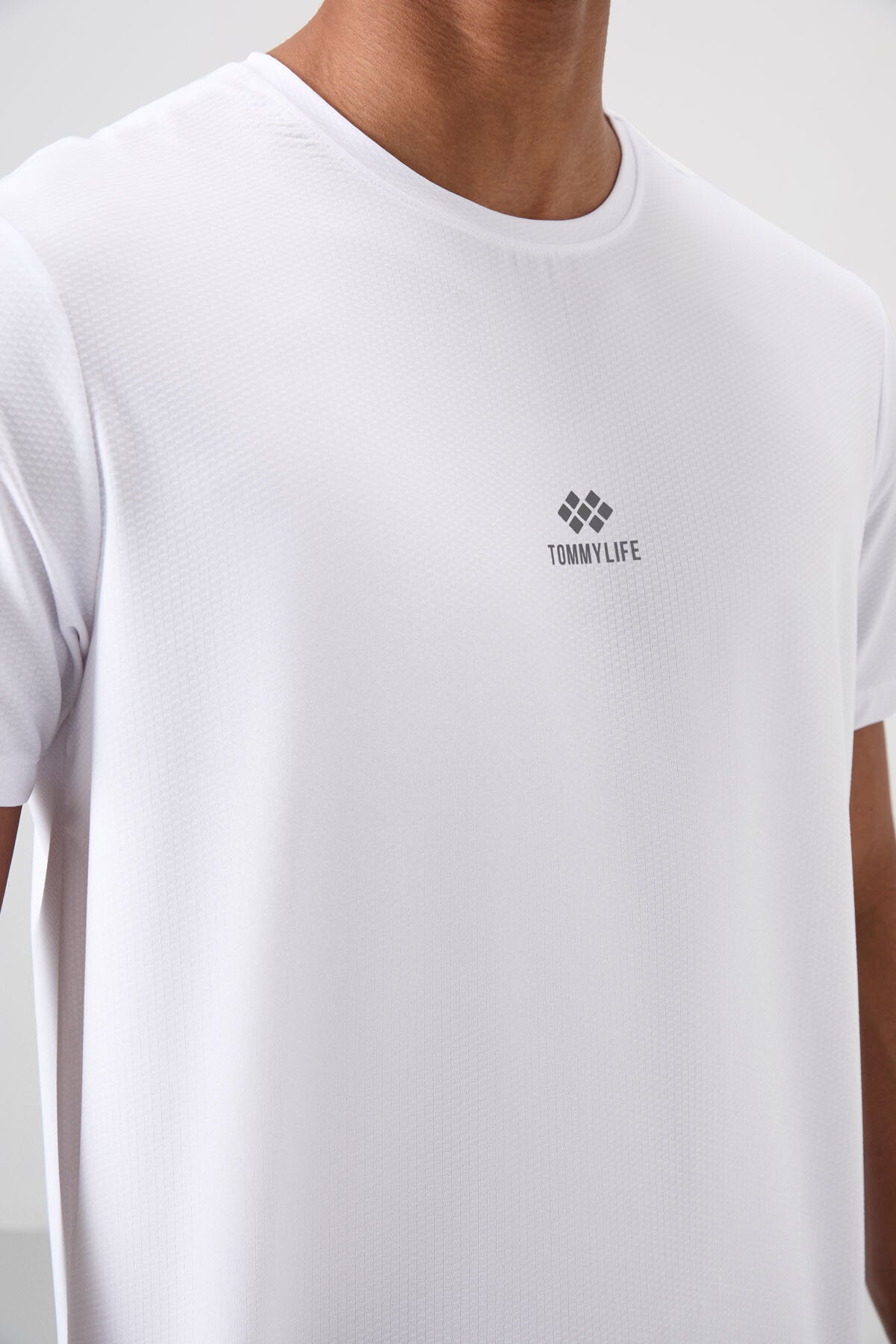 Beyaz Nefes Alan Dokulu İnce Esnek Standart Fit Erkek Performans T-Shirt - 88387