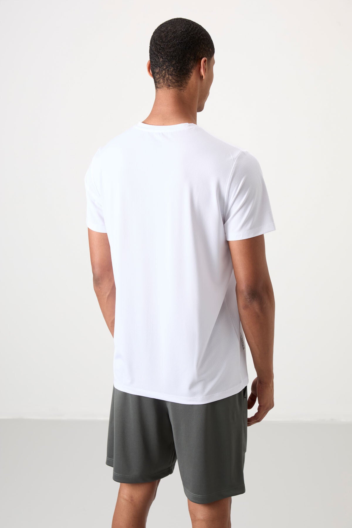 Beyaz Nefes Alan Dokulu İnce Esnek Standart Fit Erkek Performans T-Shirt - 88388