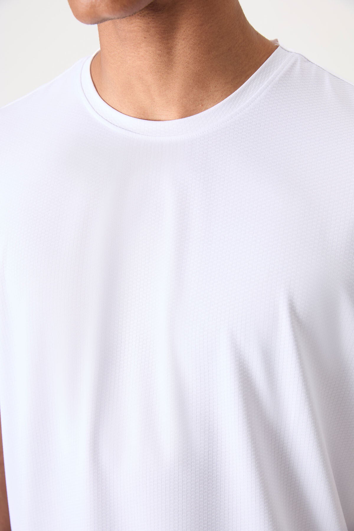 Beyaz Nefes Alan Dokulu İnce Esnek Standart Fit Erkek Performans T-Shirt - 88388