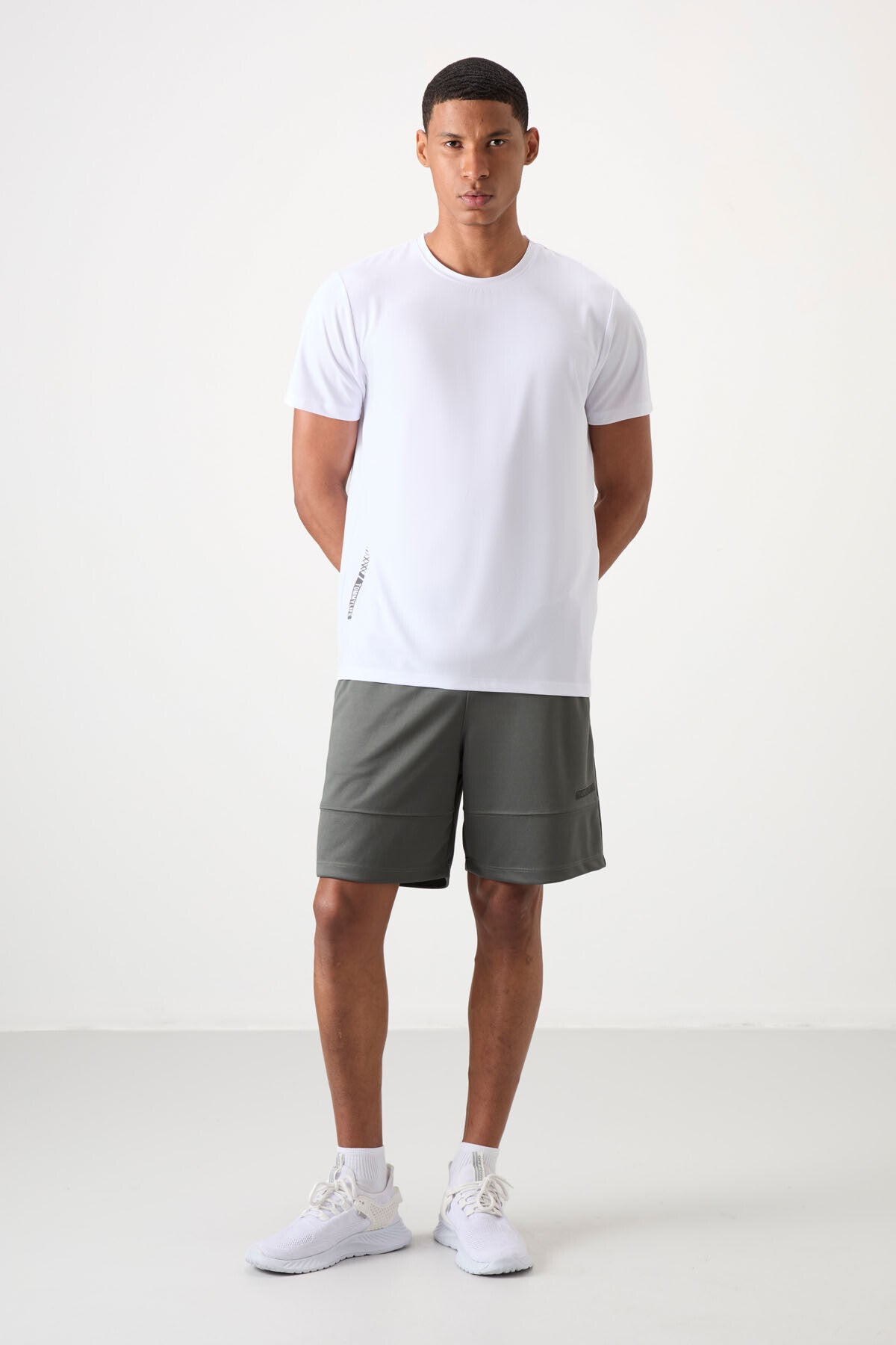 Beyaz Nefes Alan Dokulu İnce Esnek Standart Fit Erkek Performans T-Shirt - 88388