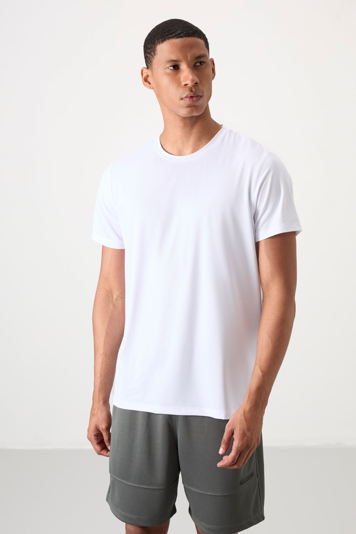 Beyaz Nefes Alan Dokulu İnce Esnek Standart Fit Erkek Performans T-Shirt - 88388