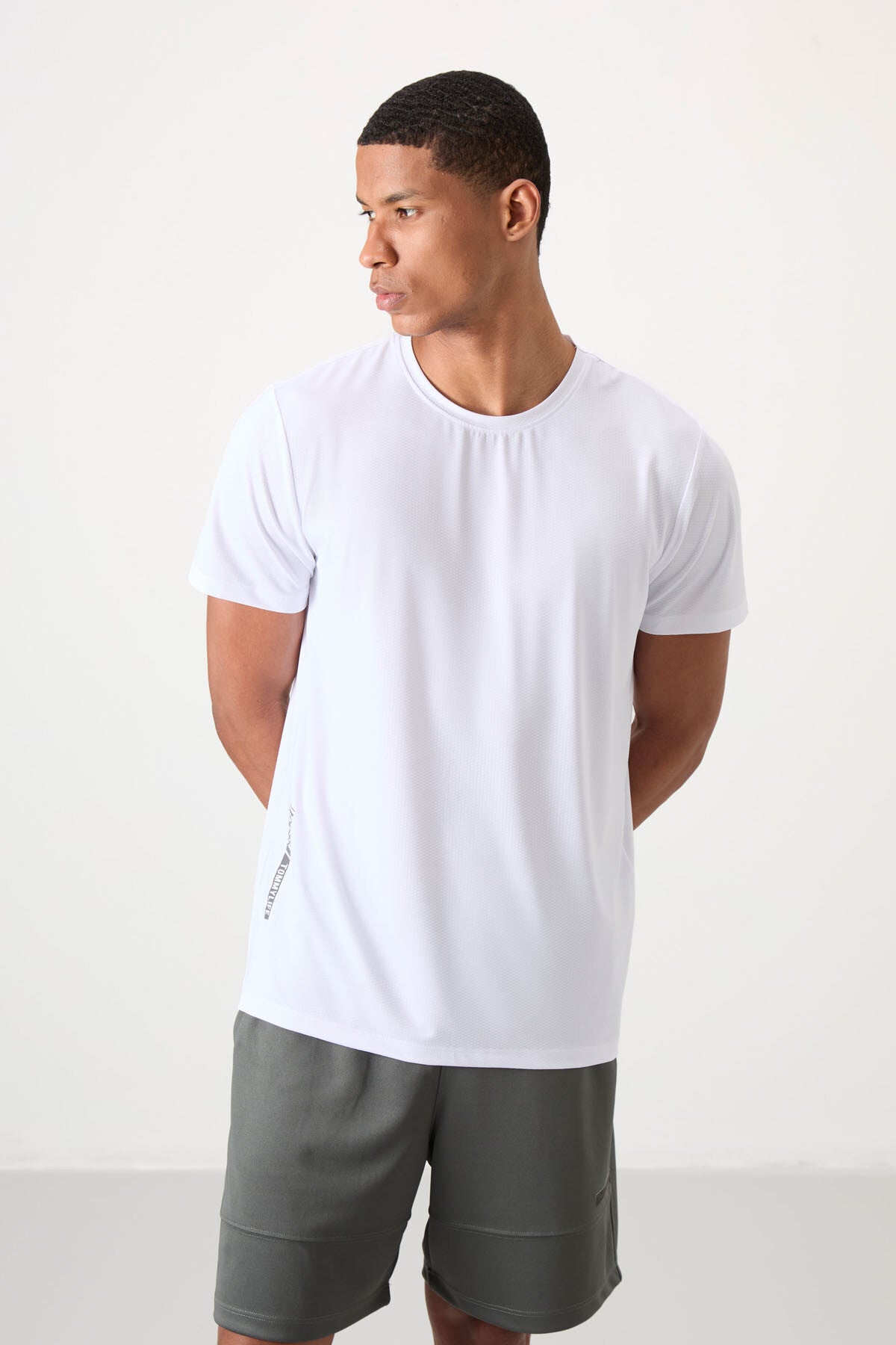 Beyaz Nefes Alan Dokulu İnce Esnek Standart Fit Erkek Performans T-Shirt - 88388