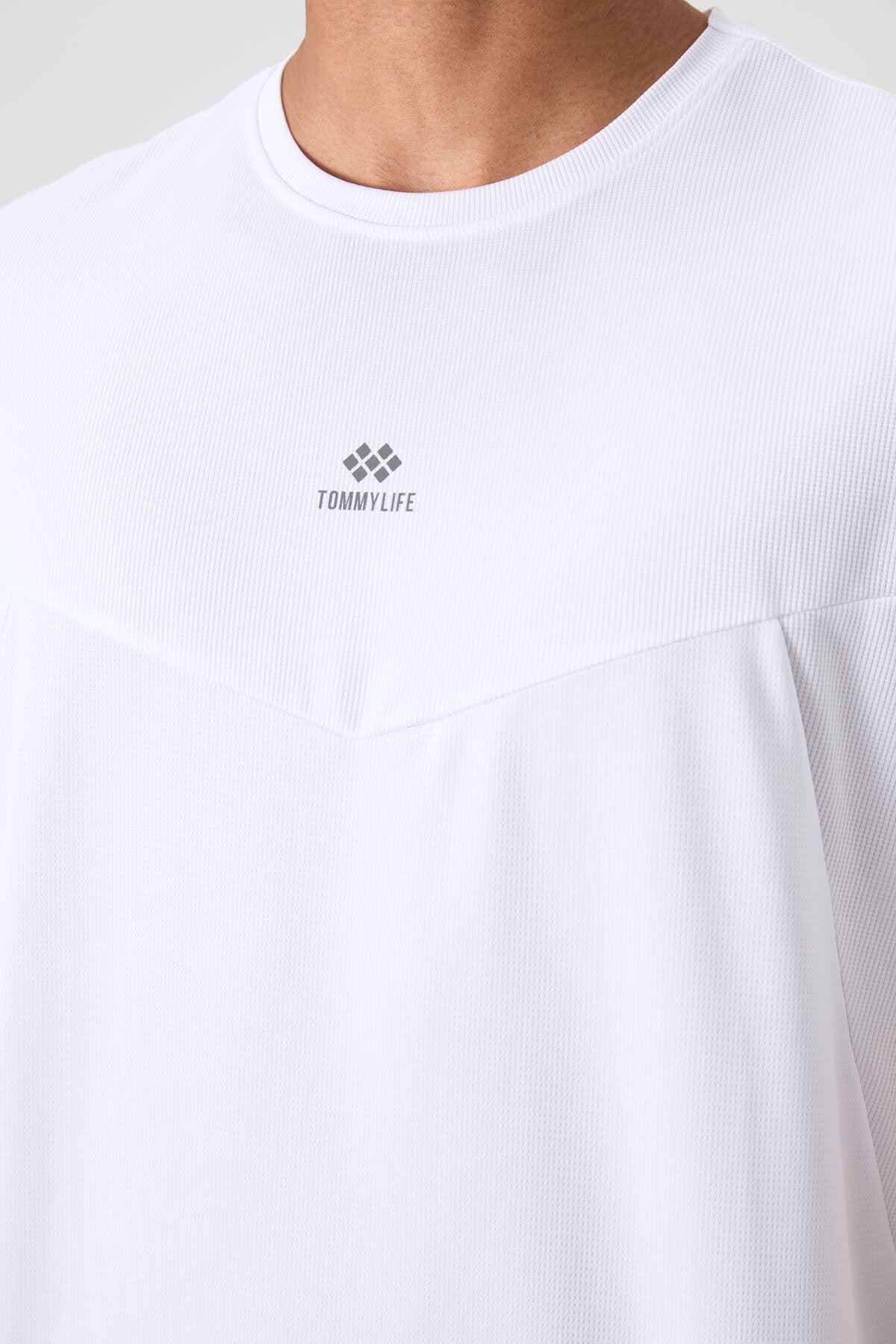 Beyaz Nefes Alan Dokulu İnce Esnek Standart Fit Erkek Performans T-Shirt - 88391