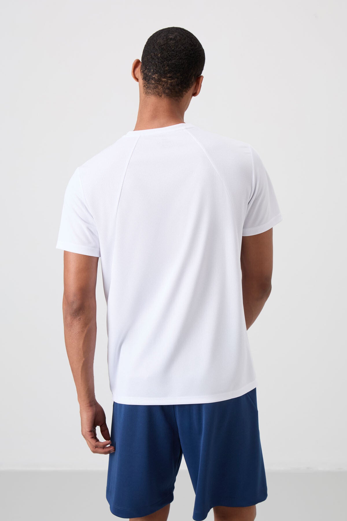 Beyaz Nefes Alan Dokulu İnce Esnek Standart Fit Erkek Performans T-Shirt - 88391