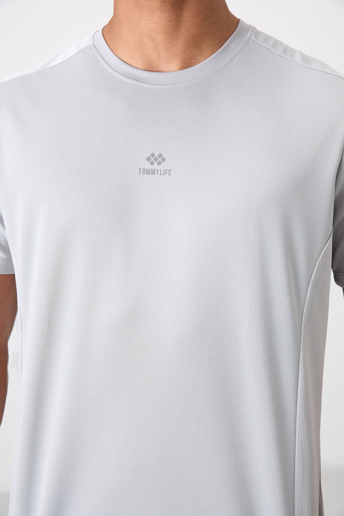 Gri Nefes Alan Dokulu İnce Esnek Standart Fit Erkek Performans T-Shirt - 88390