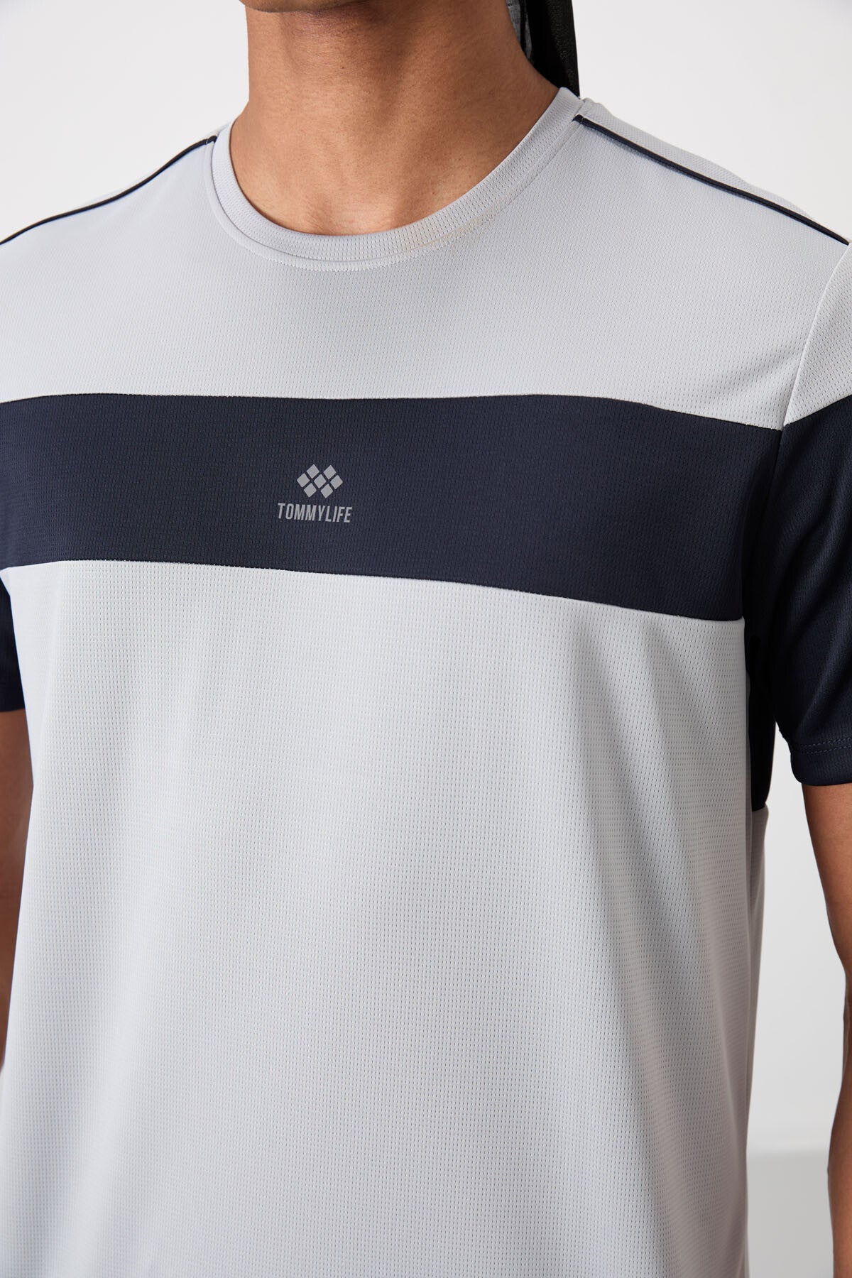 Gri Nefes Alan Dokulu İnce Esnek Standart Fit Erkek Performans T-Shirt - 88396