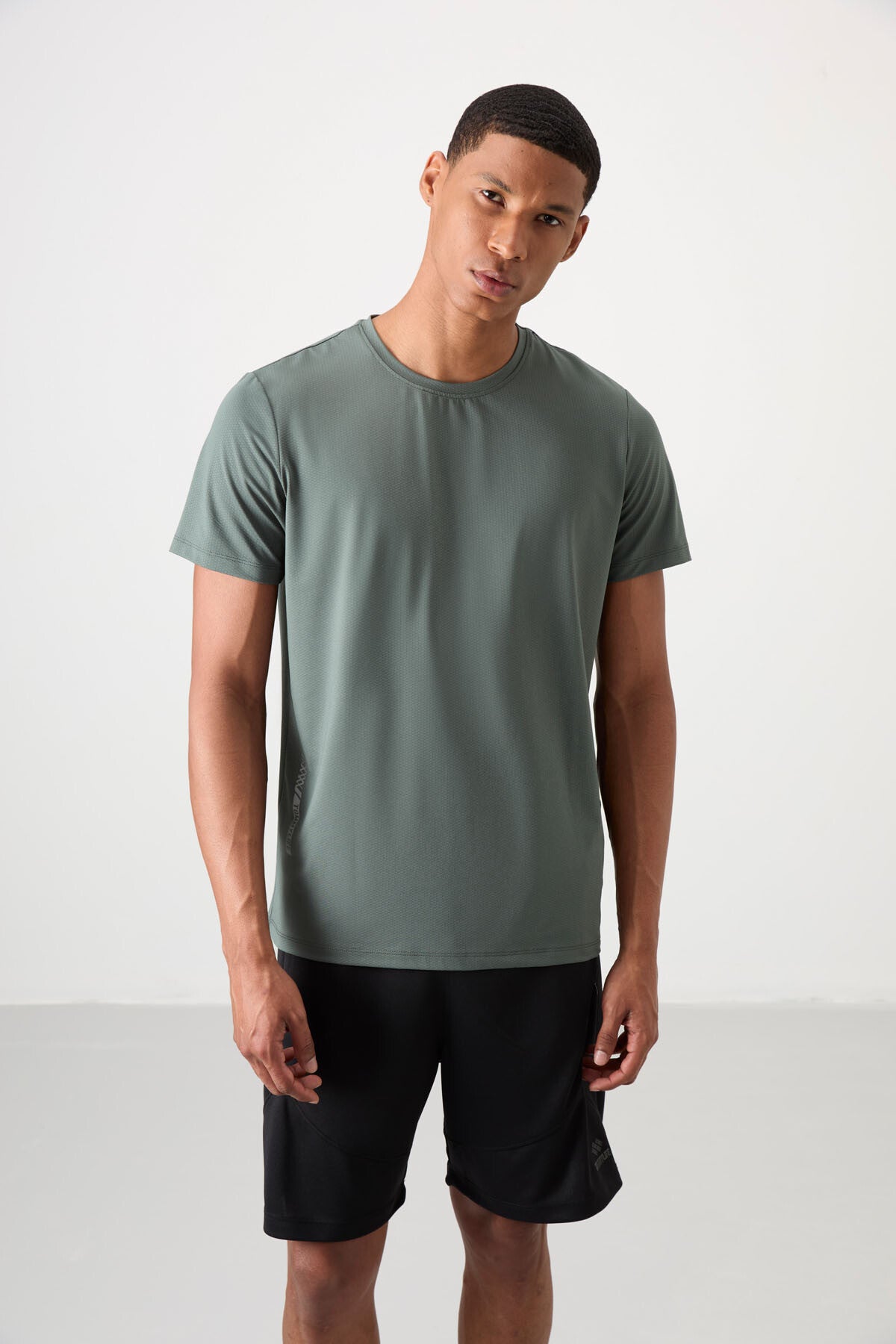 Haki Nefes Alan Dokulu İnce Esnek Standart Fit Erkek Performans T-Shirt - 88388