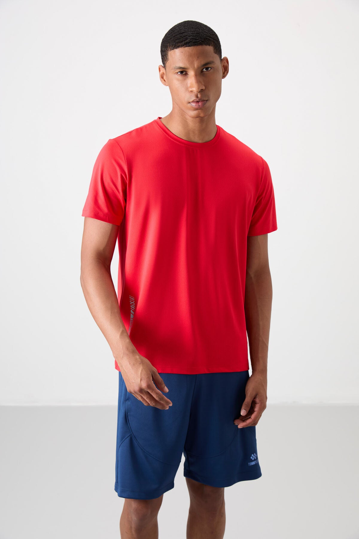 Kırmızı Nefes Alan Dokulu İnce Esnek Standart Fit Erkek Performans T-Shirt - 88388