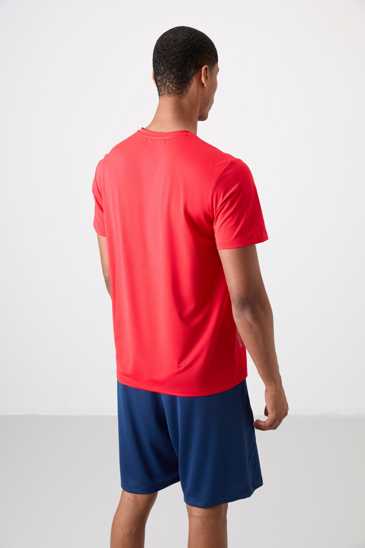 Kırmızı Nefes Alan Dokulu İnce Esnek Standart Fit Erkek Performans T-Shirt - 88388