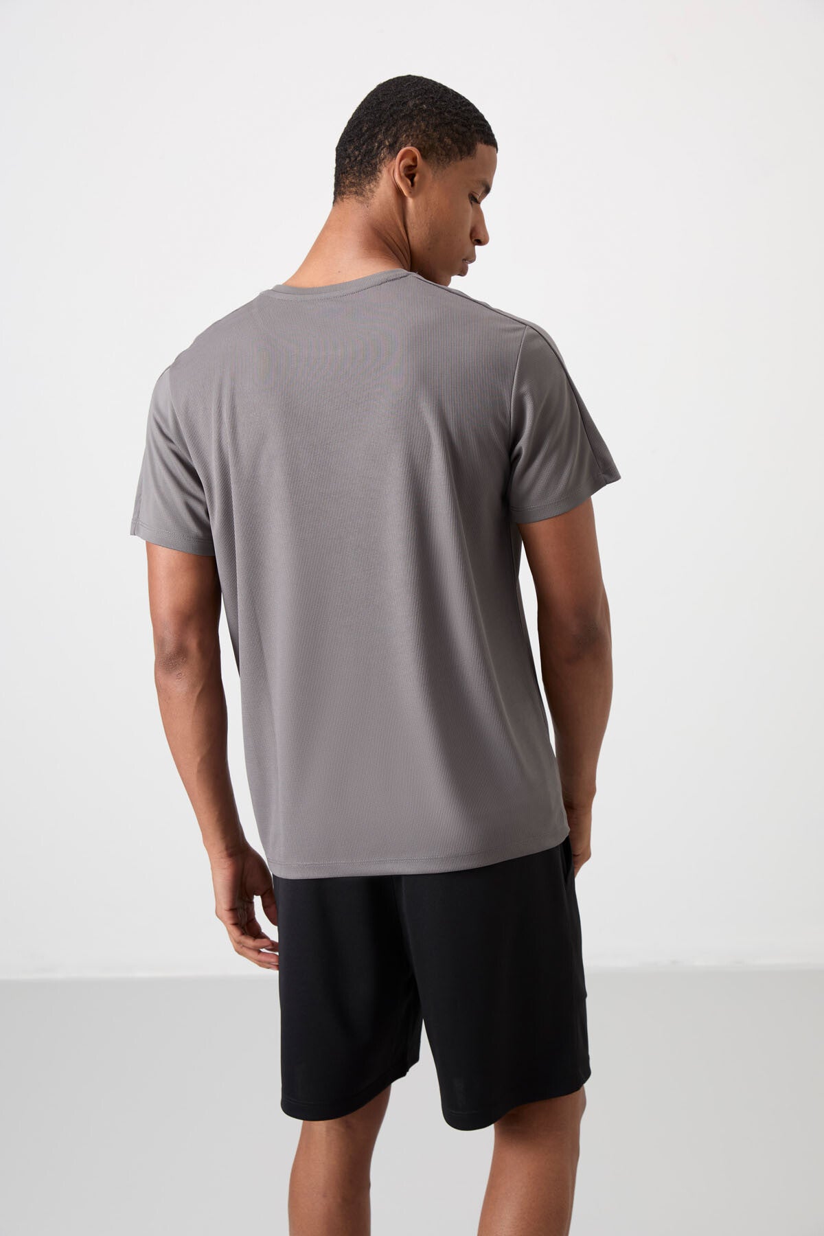 Koyu Gri Nefes Alan Dokulu İnce Esnek Standart Fit Erkek Performans T-Shirt - 88390