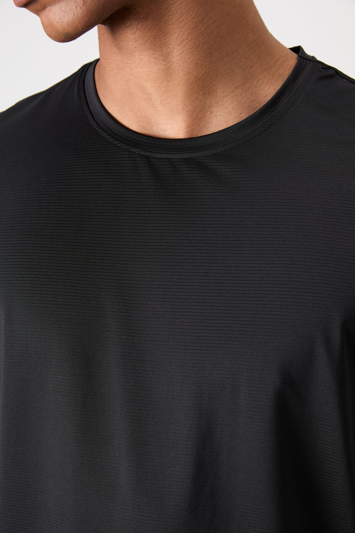 Siyah Nefes Alan Dokulu İnce Esnek Standart Fit Erkek Performans T-Shirt - 88383