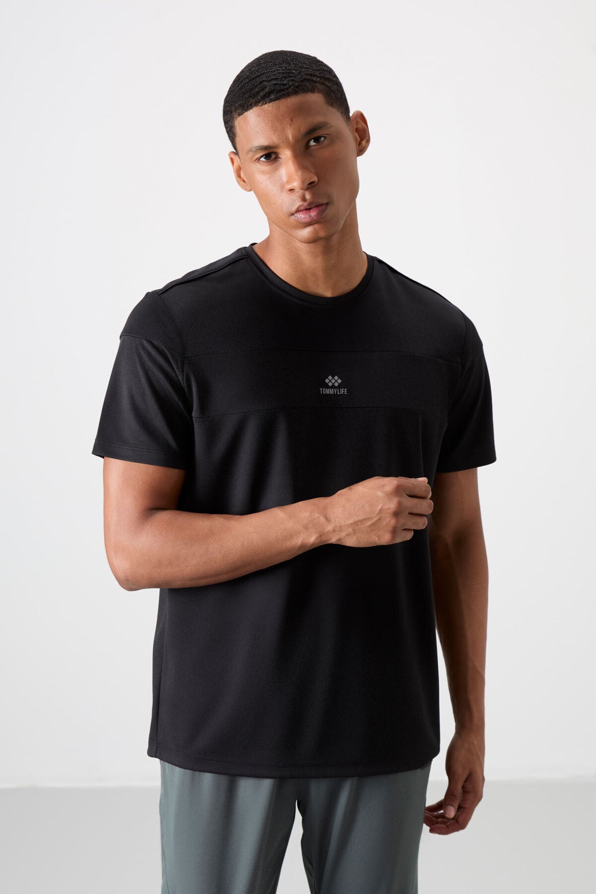 Siyah Nefes Alan Dokulu İnce Esnek Standart Fit Erkek Performans T-Shirt - 88396