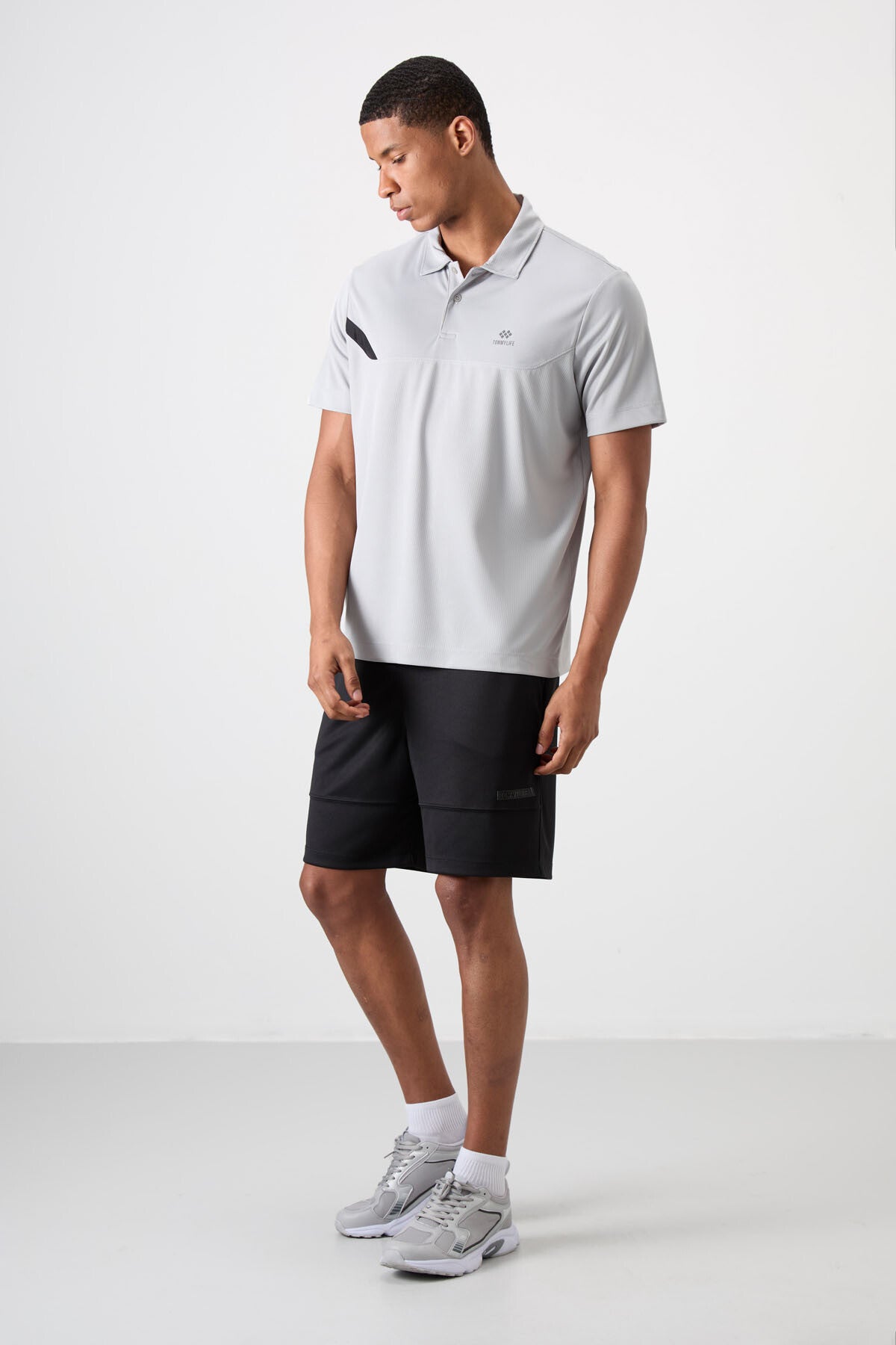 Gri Nefes Alan Dokulu İnce Esnek Standart Fit Polo Yaka Erkek Performans T-Shirt - 88402