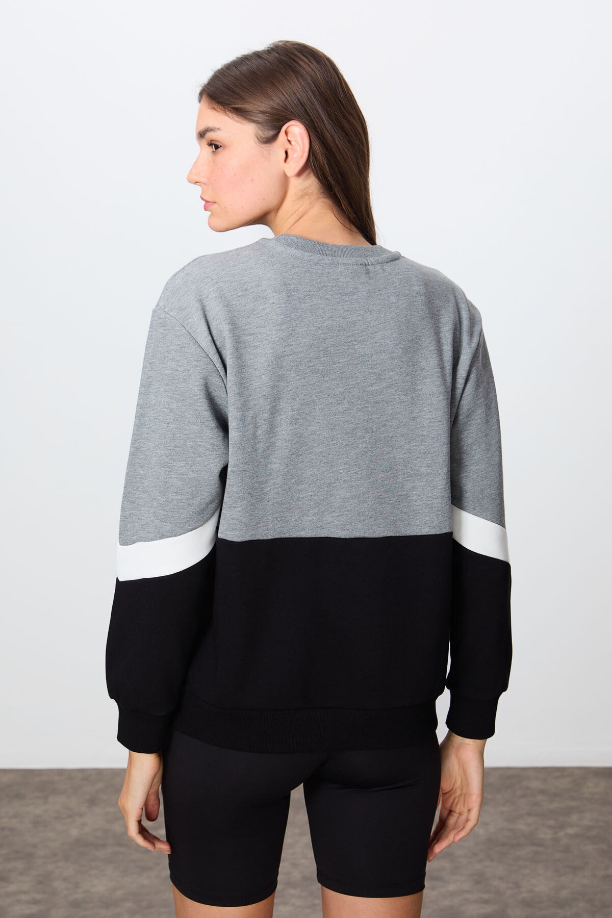 Gri Melanj Kompakt Pamuklu Kalın Pürüzsüz Dokulu O Yaka Oversize Fit Kadın Sweatshirt - 97289