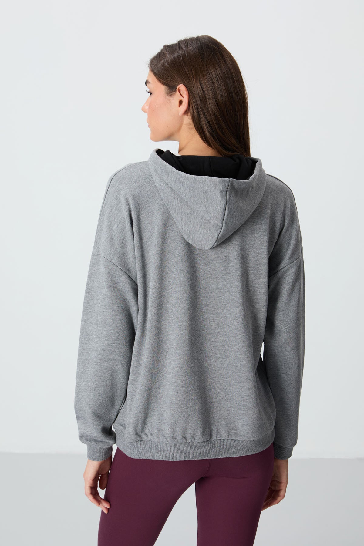 Gri Melanj Kompakt Pamuklu Kalın Pürüzsüz Dokulu Kapüşonlu Oversize Fit Kadın Sweatshirt - 97291