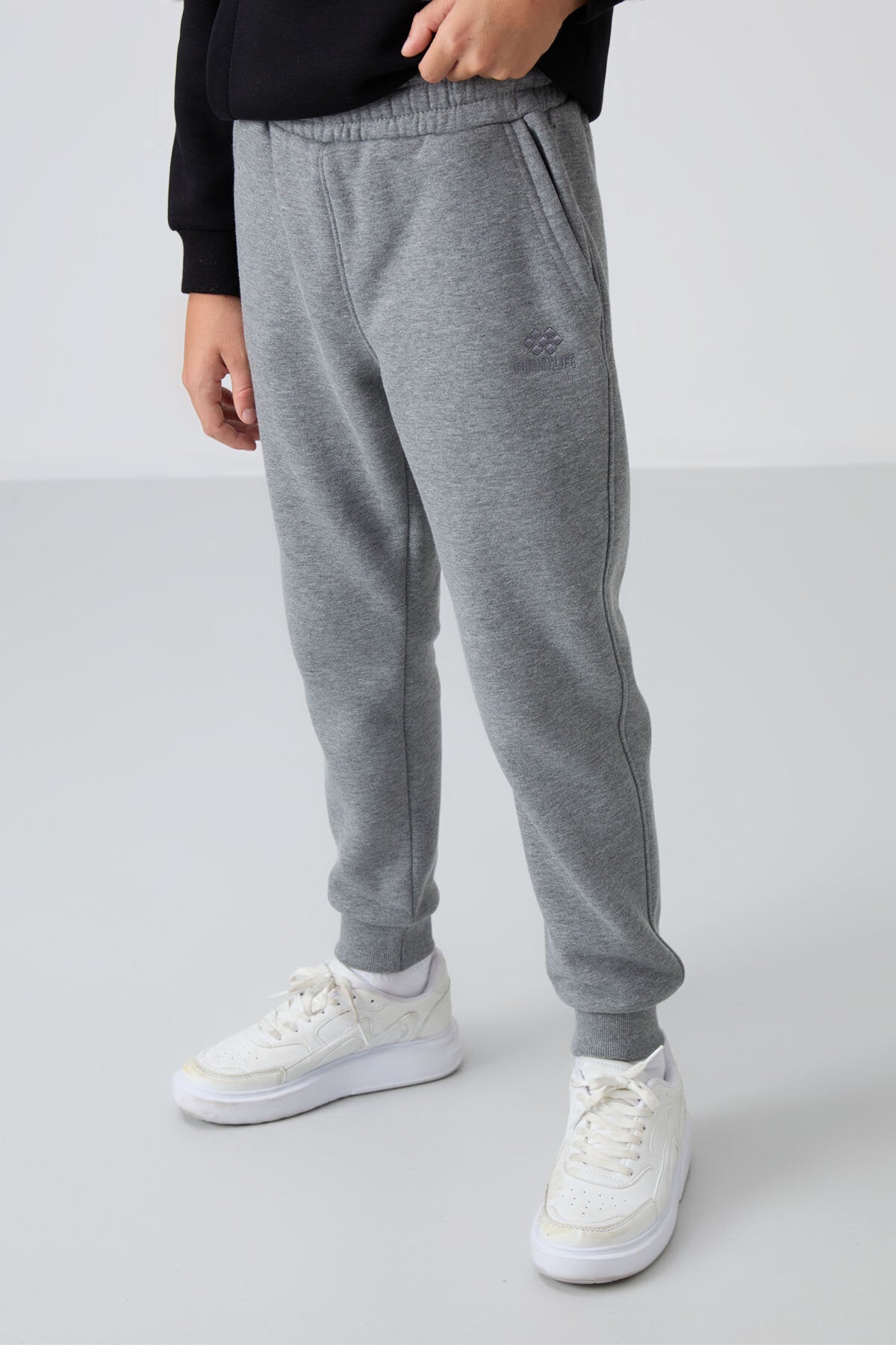 Gri Melanj Pamuklu Kalın İçi Tüylü Standart Fit Nakışlı Erkek Çocuk Eşofman Alt - 11224