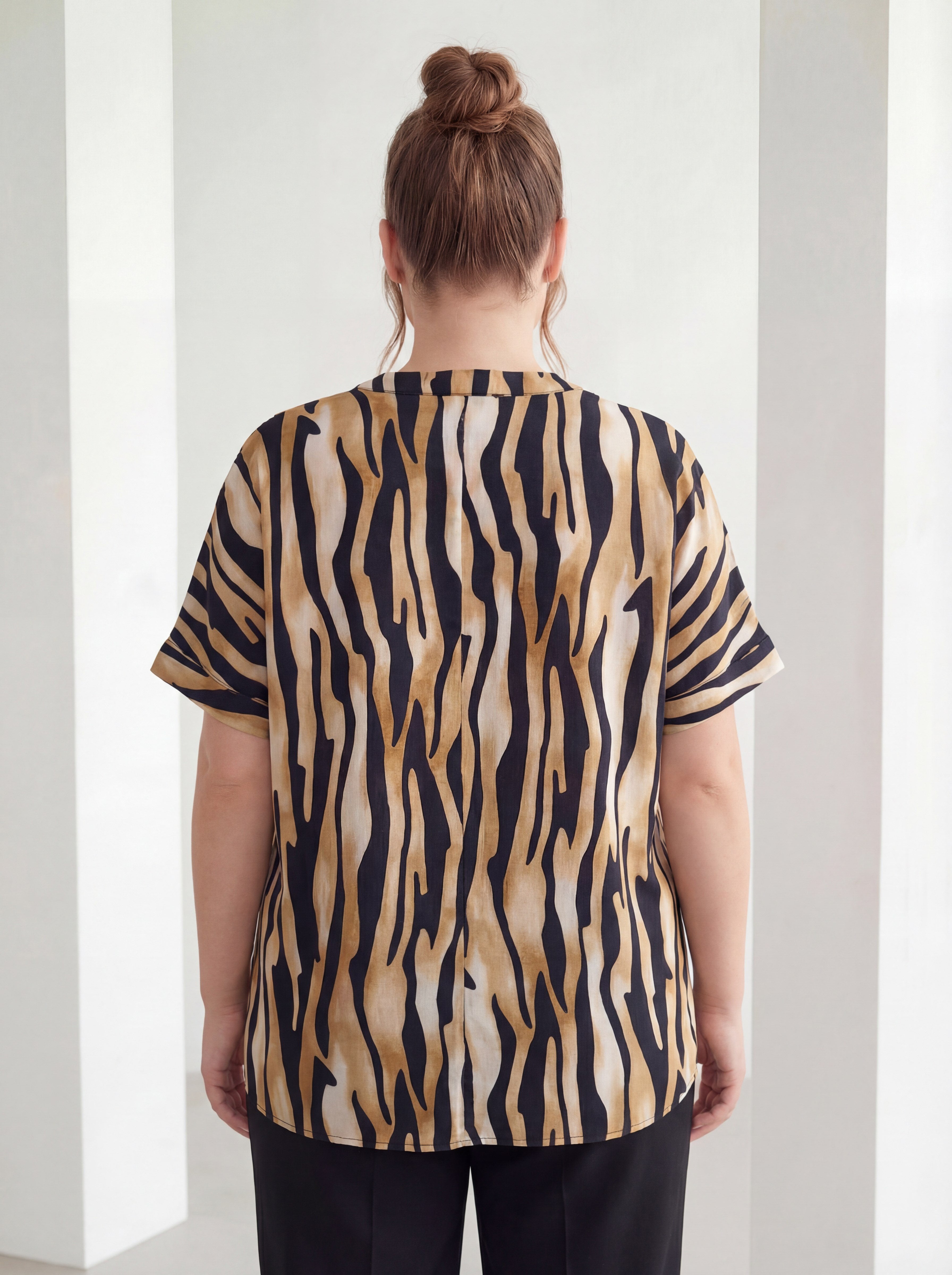 Hakim Yaka Zebra Desen Büyük Beden Bluz Siyah