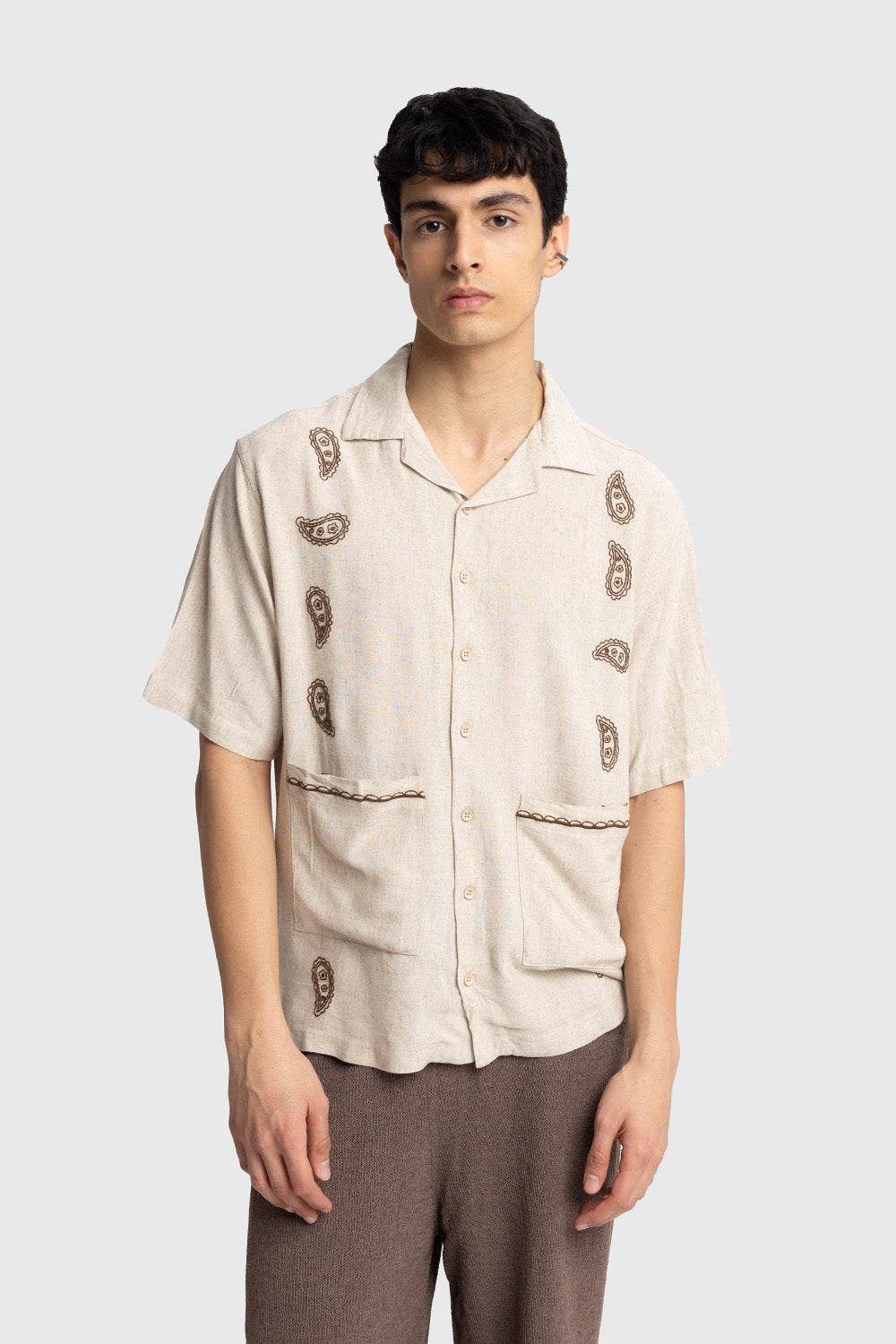 İŞLEME DETAYLI KISA KOLLU GÖMLEK