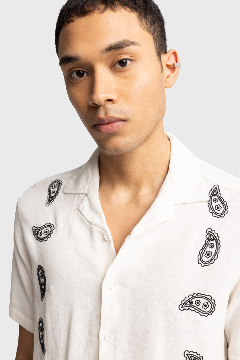 İŞLEME DETAYLI KISA KOLLU GÖMLEK