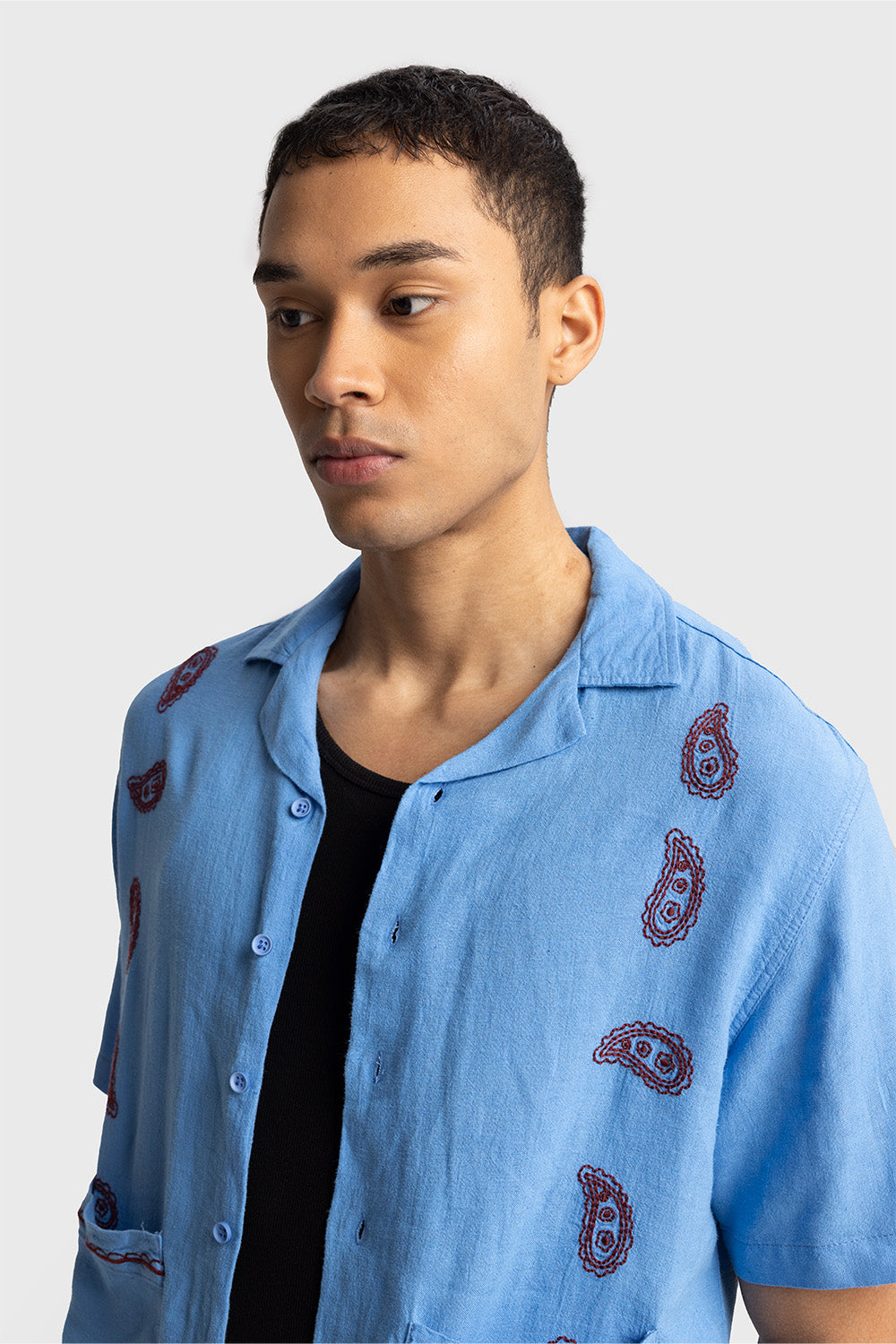 İŞLEME DETAYLI KISA KOLLU GÖMLEK