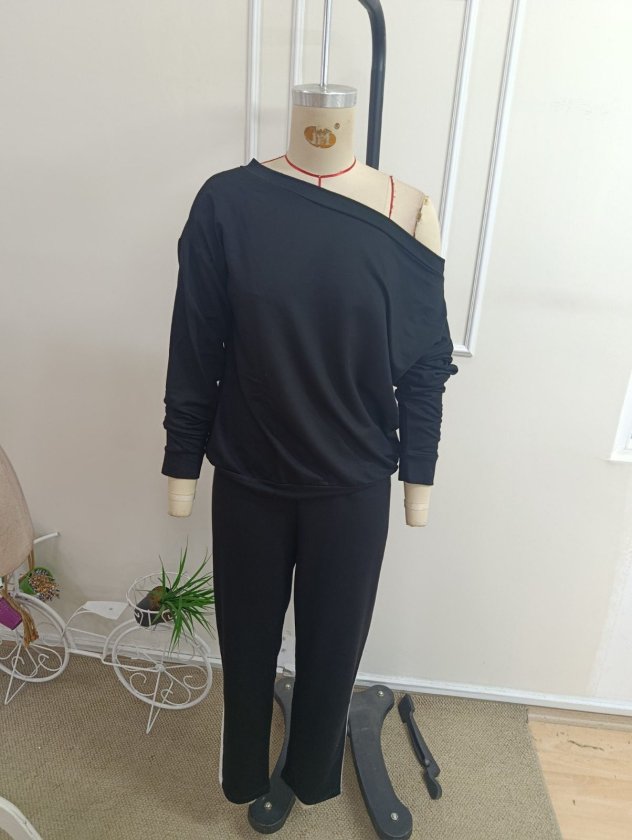 Kadın Tek Omuzdan Açık Uzun Kollu Viskon Iki Iplik Bluz Ve Yan şerit Detaylı Pantolon Ikili Takım