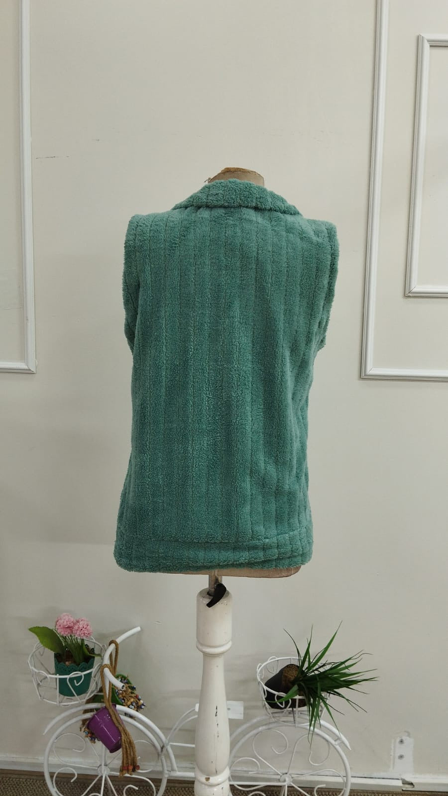 Kadın Kolsuz önden Fermuarlı Cepli Peluş Ceket