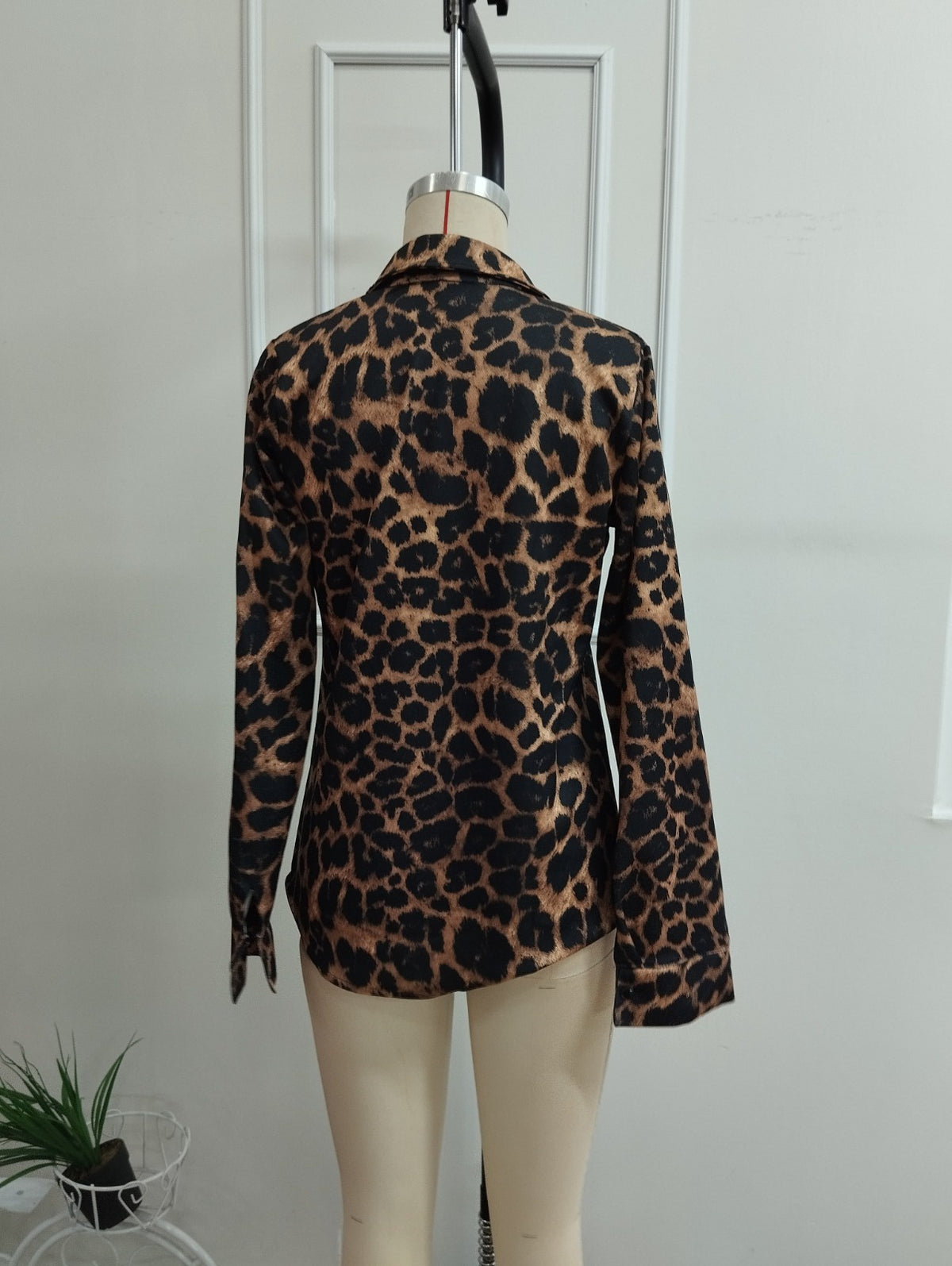 Kadın Uzun Kollu Yakalı önden Düğmeli Leopar Desenli Modal Gömlek Bluz