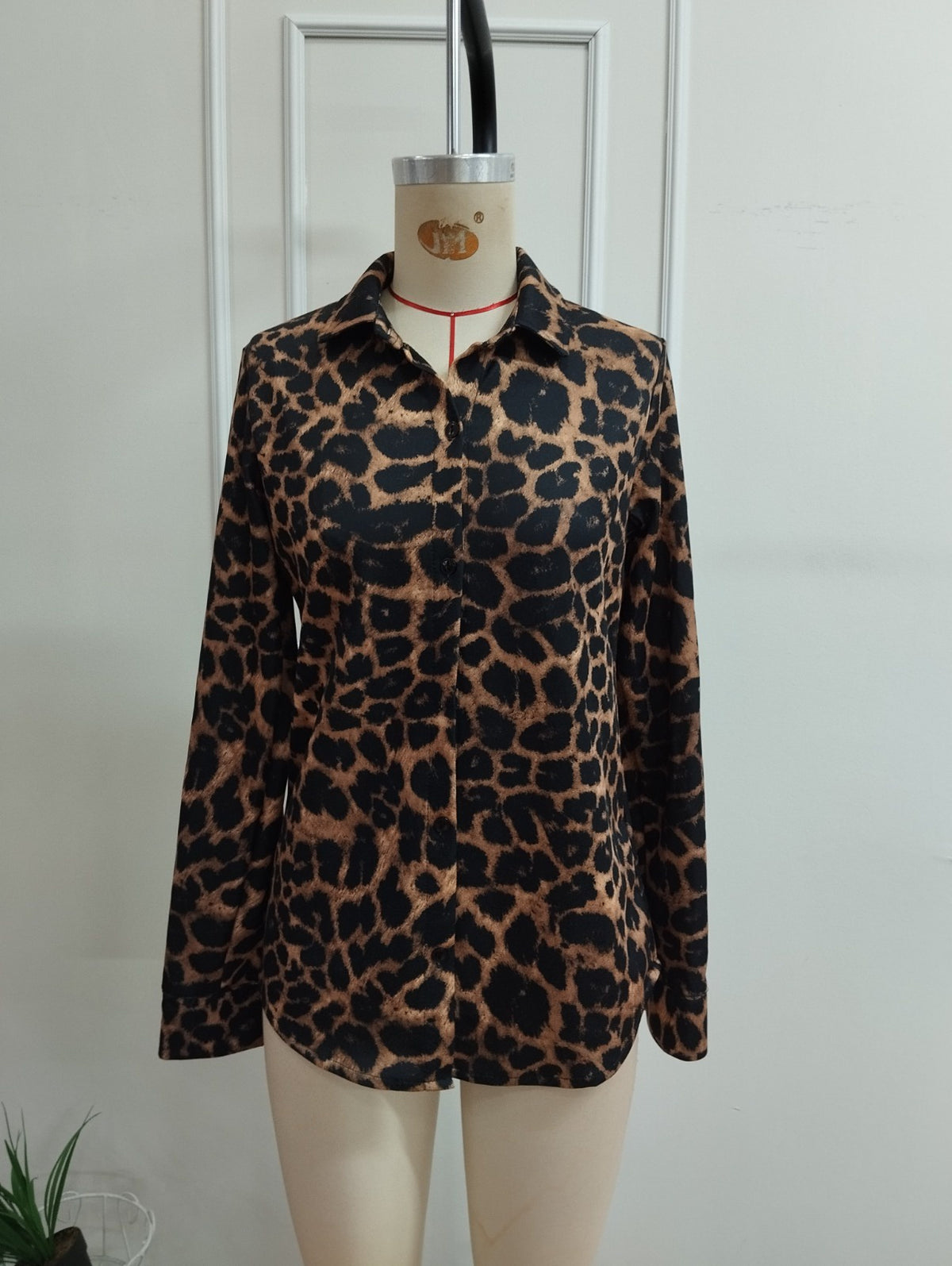 Kadın Uzun Kollu Yakalı önden Düğmeli Leopar Desenli Modal Gömlek Bluz