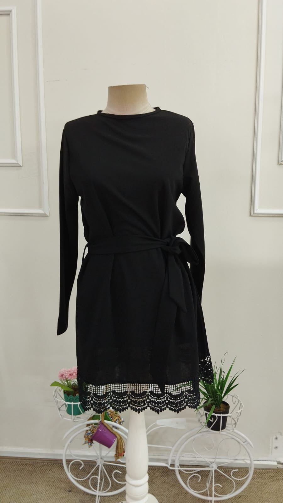 Kadın Uzun Kollu Bisiklet Yaka Kuşaklı Kısa Dantel Detaylı Ithal Krep Elbise