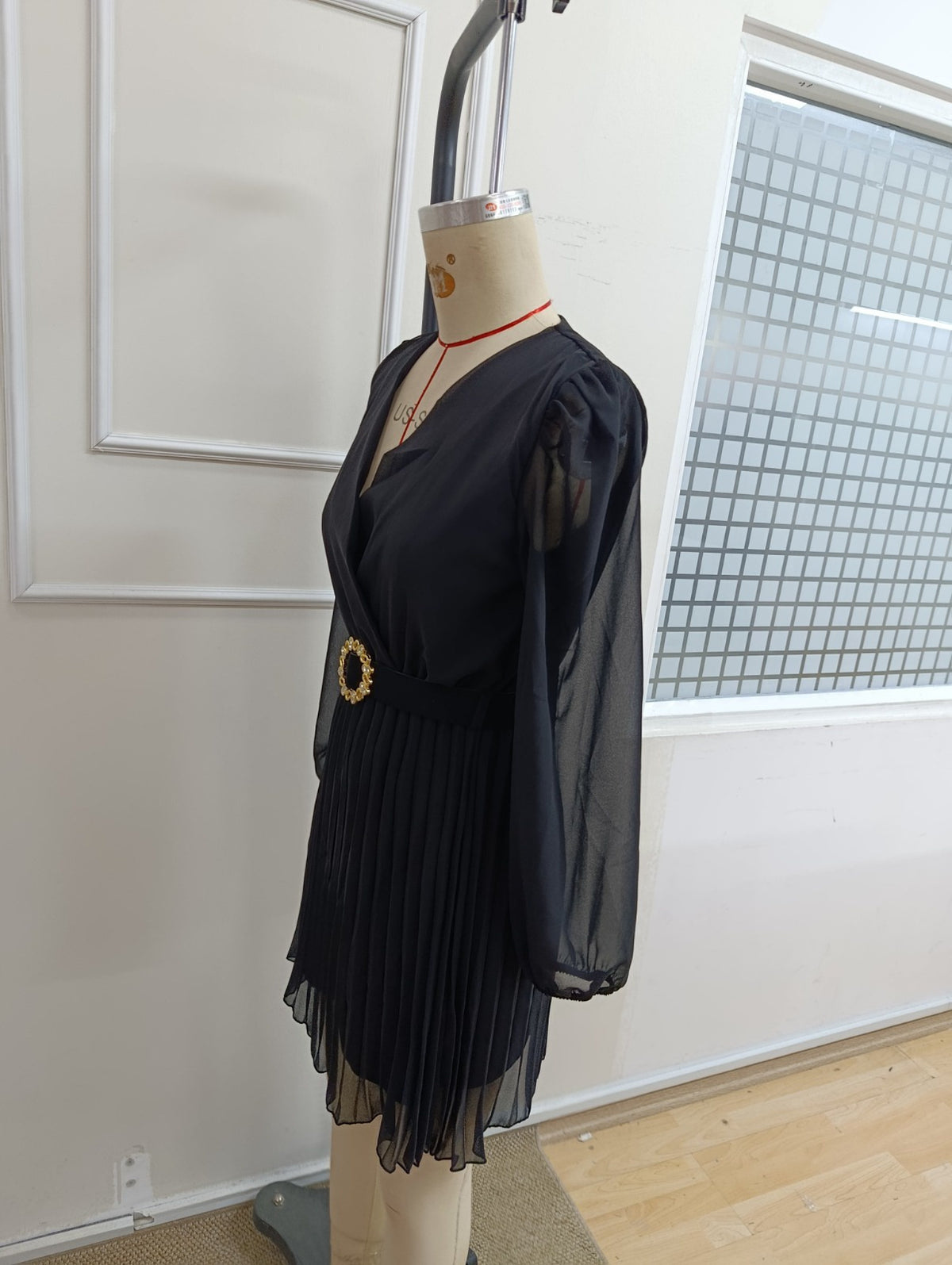 Kadın Uzun Kollu Kruvaze Yakalı Pileli Belden Kemerli Kısa şifon Elbise