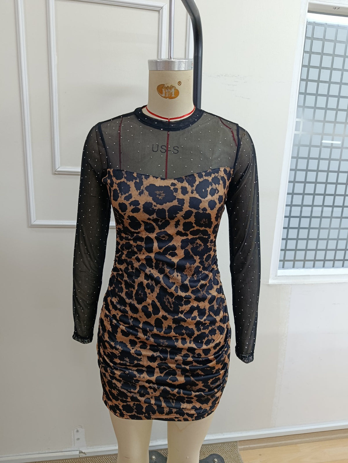 Kadın Uzun Kollu Taşlı Tül Detaylı Leopar Desenli Modal Kısa Elbise