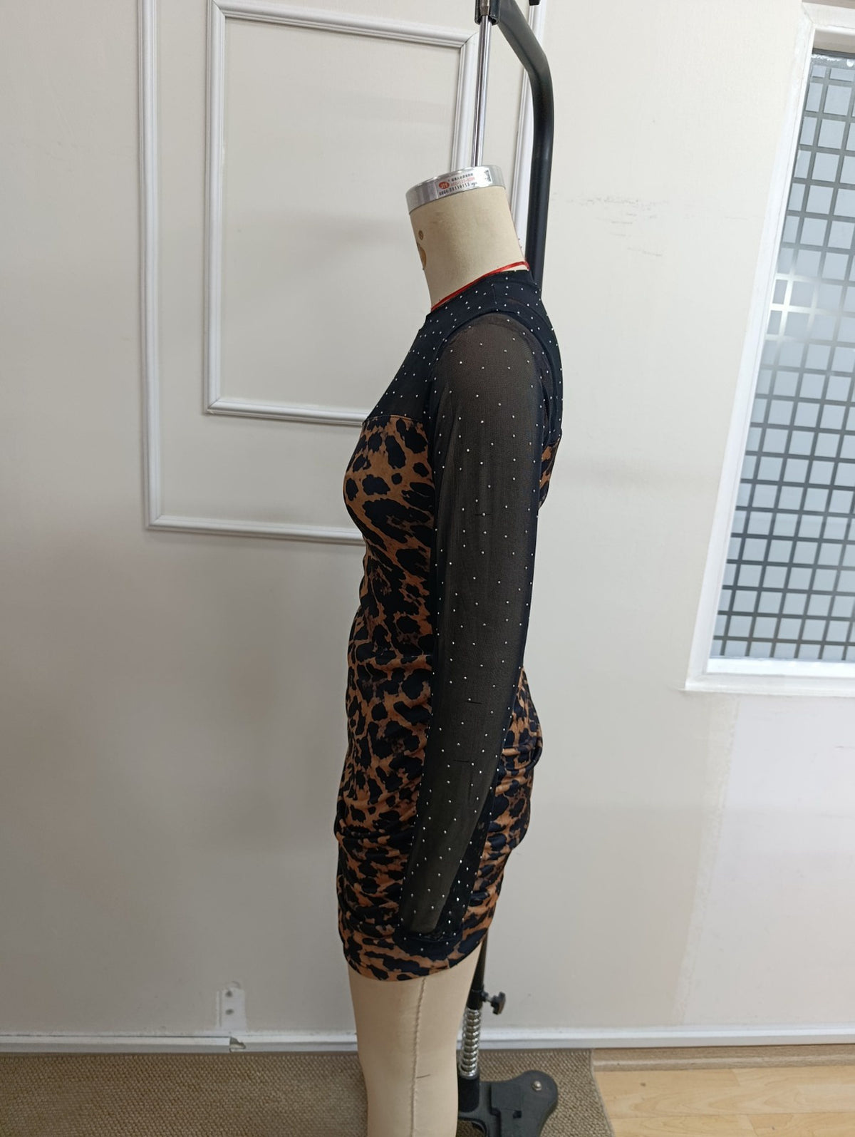 Kadın Uzun Kollu Taşlı Tül Detaylı Leopar Desenli Modal Kısa Elbise
